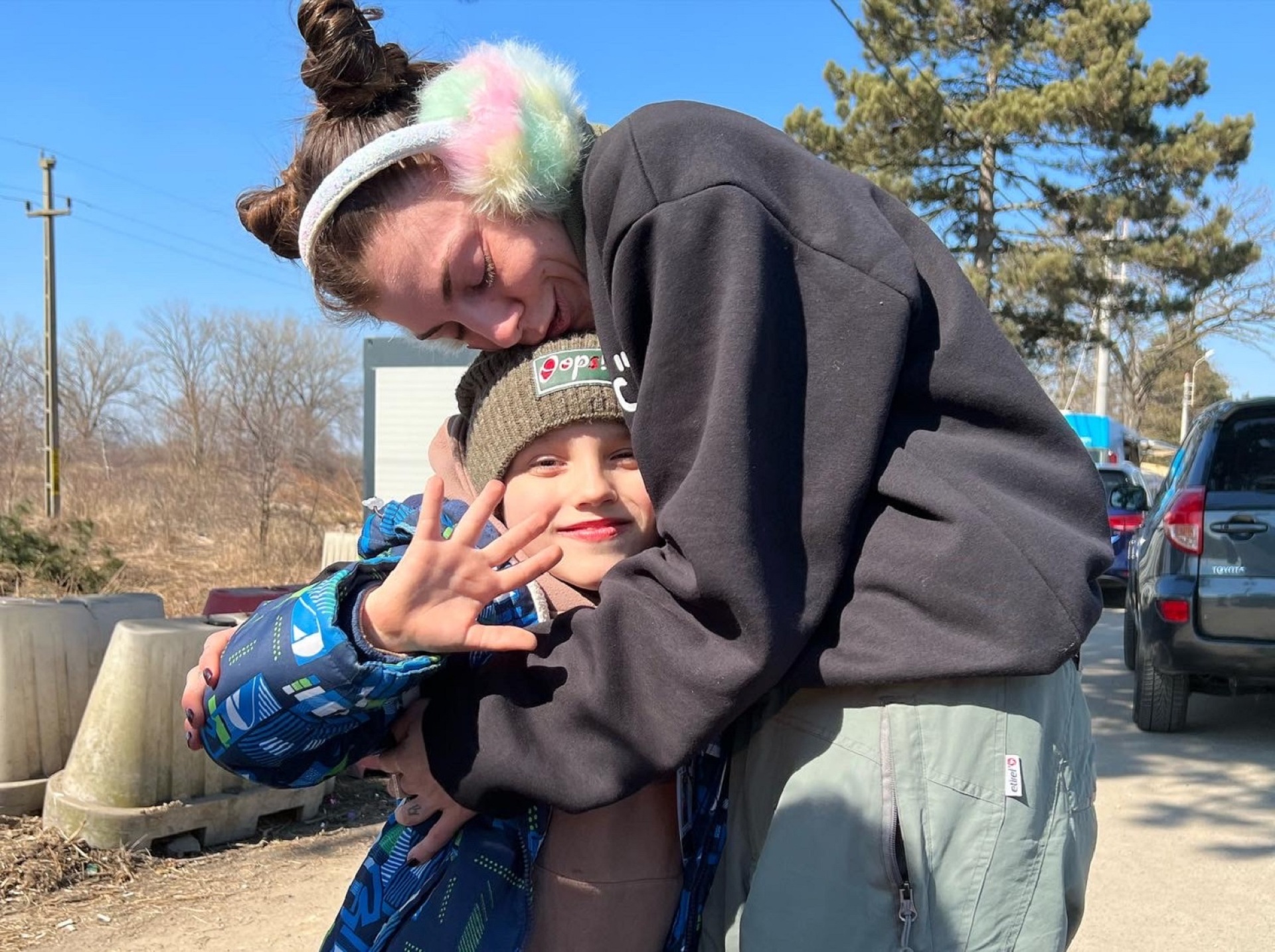 Η Μαγδαληνή Σπίνου και ένα παιδί.