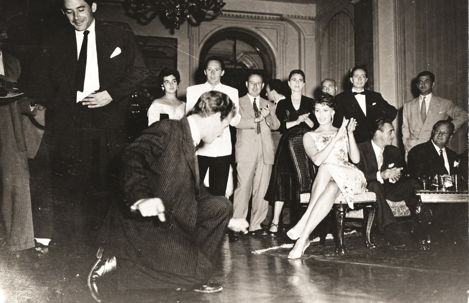  Σε σκηνικό κεφιού ενώ γιορτάζει τα γενέθλια της Σοφία Λόρεν στη «Μεγάλη Βρεταννία»