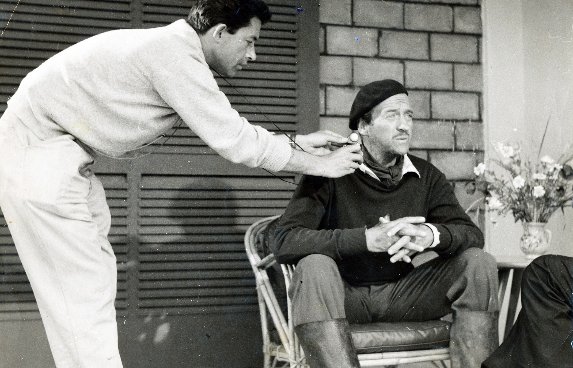 Ο Βασίλης Μάρος και ο David Niven κατά τη διάρκεια διαλείμματος στο γύρισμα της ταινίας «Τα κανόνια του Ναβαρόνε».