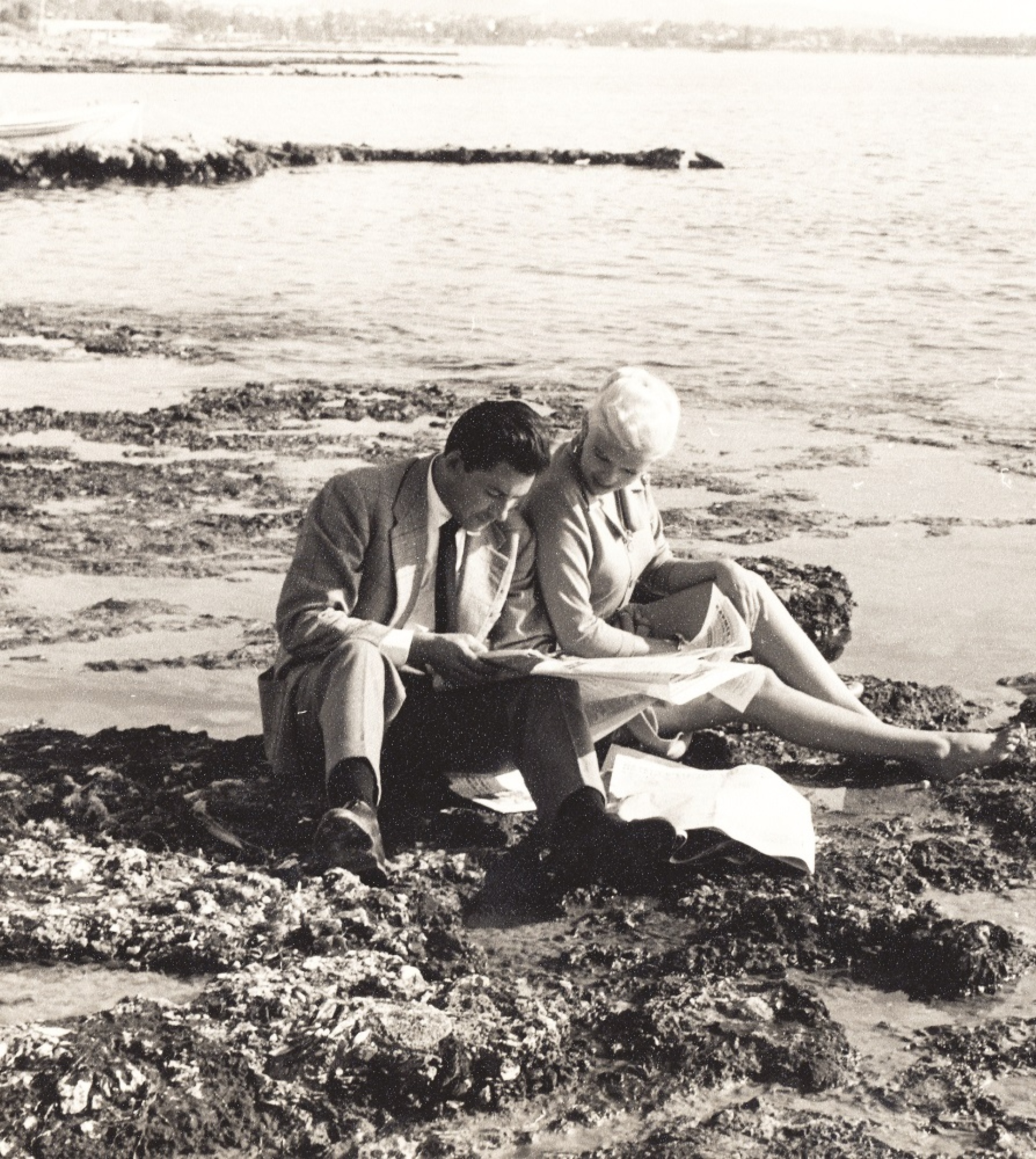 Ο Βασίλης Μάρος με την Τζέιν Μάνσφιλντ διαβάζοντας μαζί της το σενάριο της ταινίας «Συνέβη στην Αθήνα» σε παραλία της Γλυφάδας