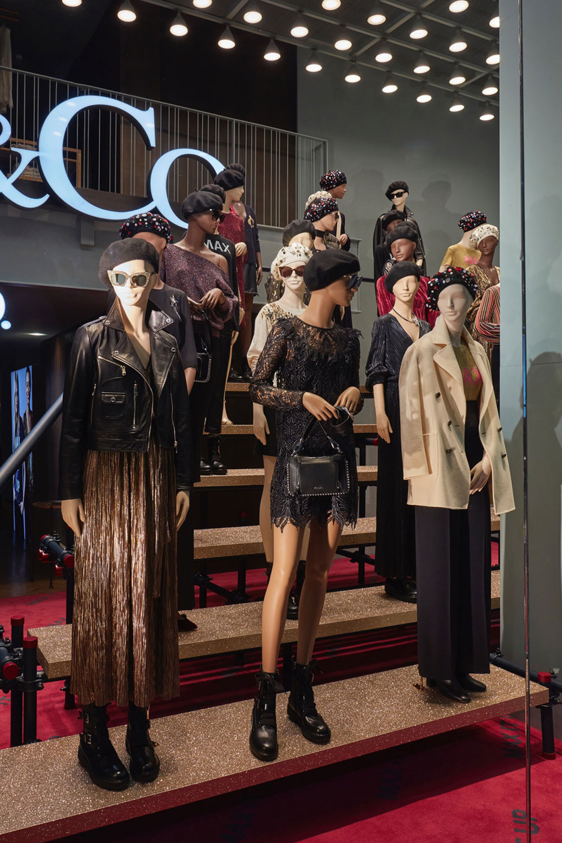 Κούκλες βιτρίνας με διαφορετικά χρώματα δέρματος