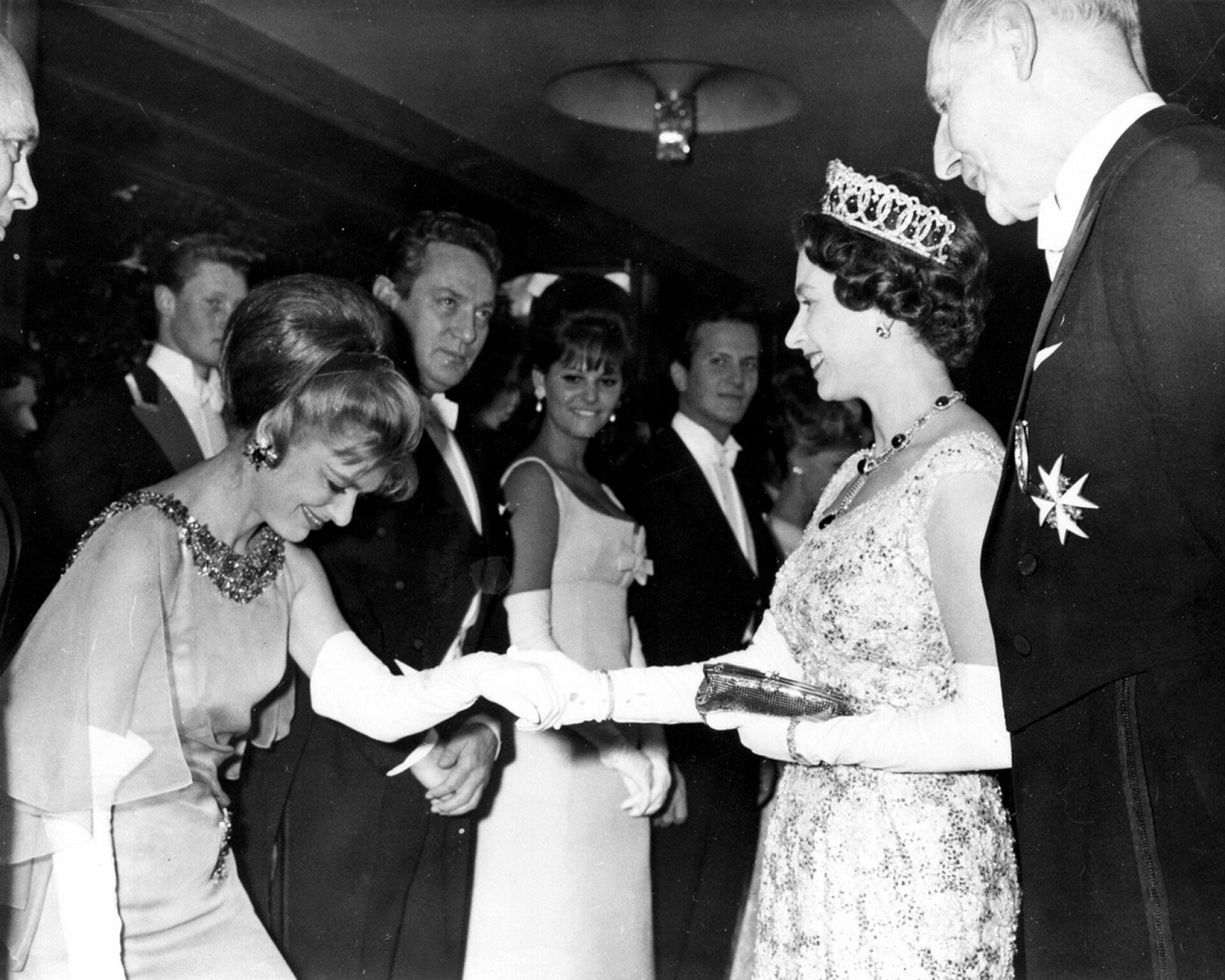 Η χειραψία που συζητήθηκε: Η Μελίνα Μερκούρη χαιρετά τη Βασίλισσα Ελισάβετ με το αριστερό χέρι