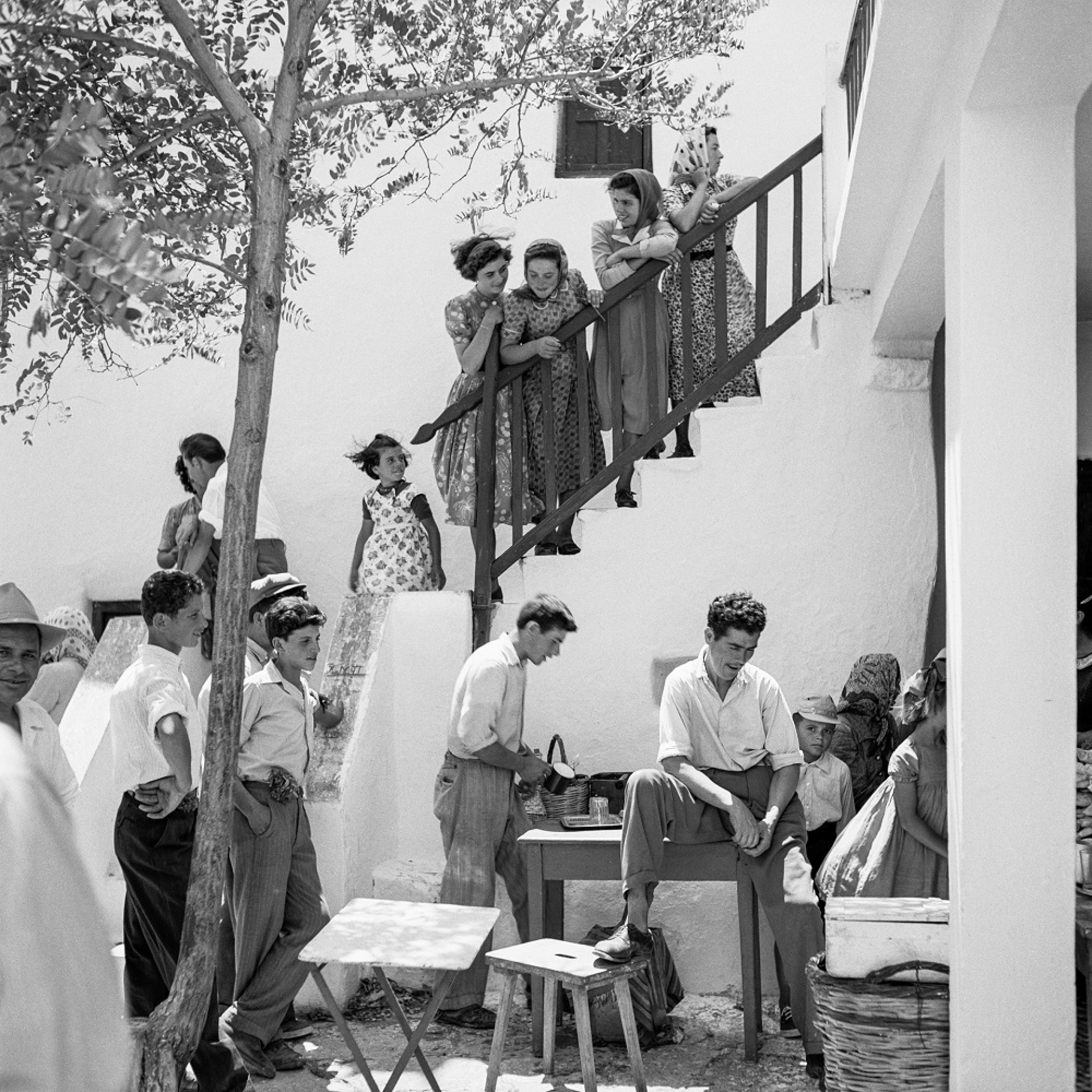 Μύκονος. Girls on Stairs: Στο μοναστήρι του Αγίου Παντελεήμονα. ©Robert McCabe
