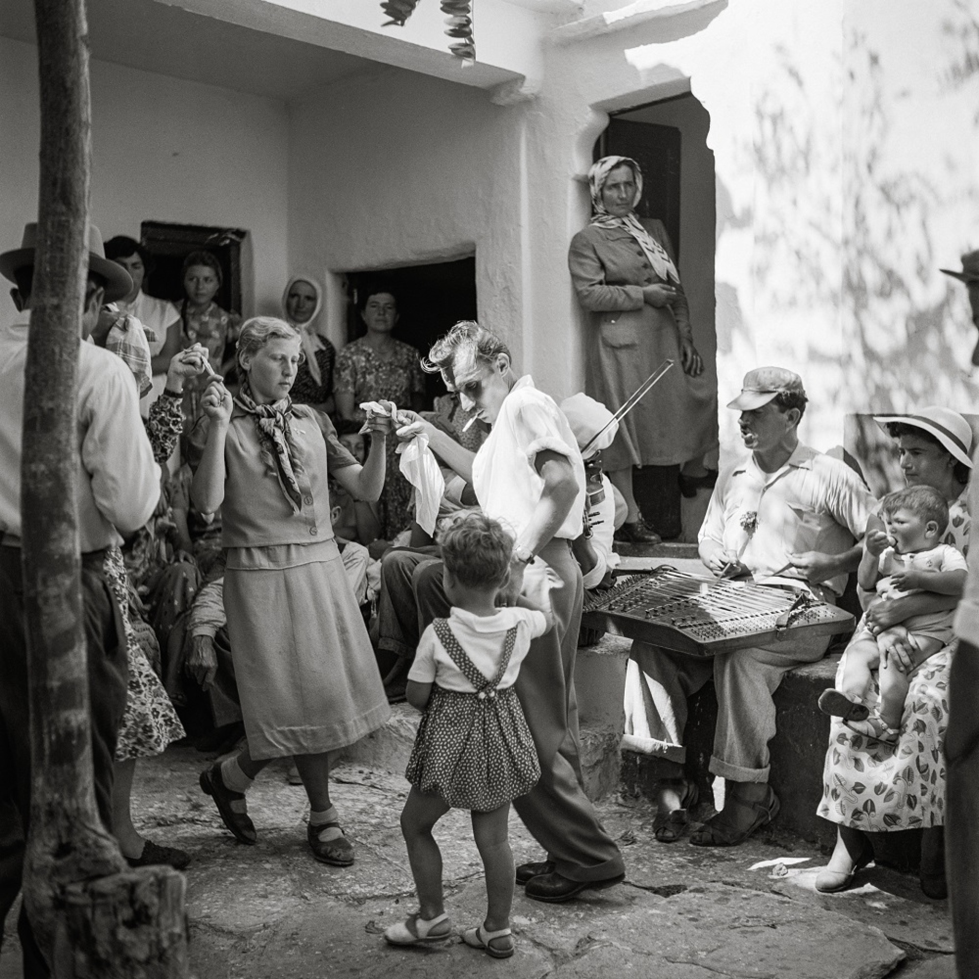 Μύκονος. Dancers: Στο μοναστήρι του Αγίου Παντελεήμονα. ©Robert McCabe