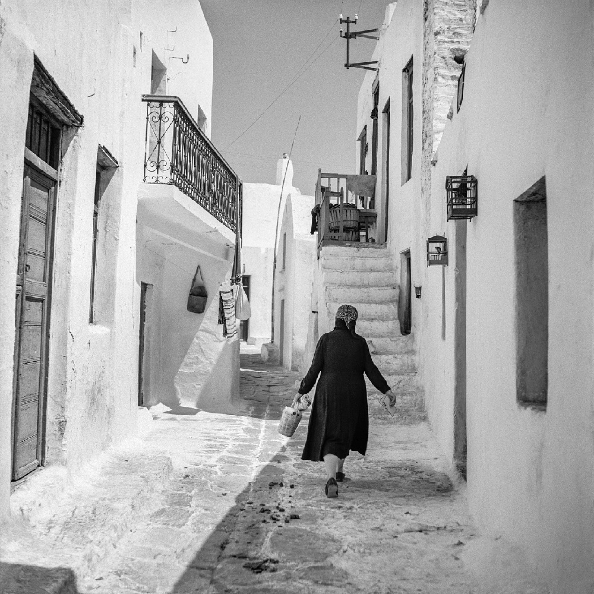 Μύκονος. Woman walking away: Στη Χώρα. ©Robert McCabe