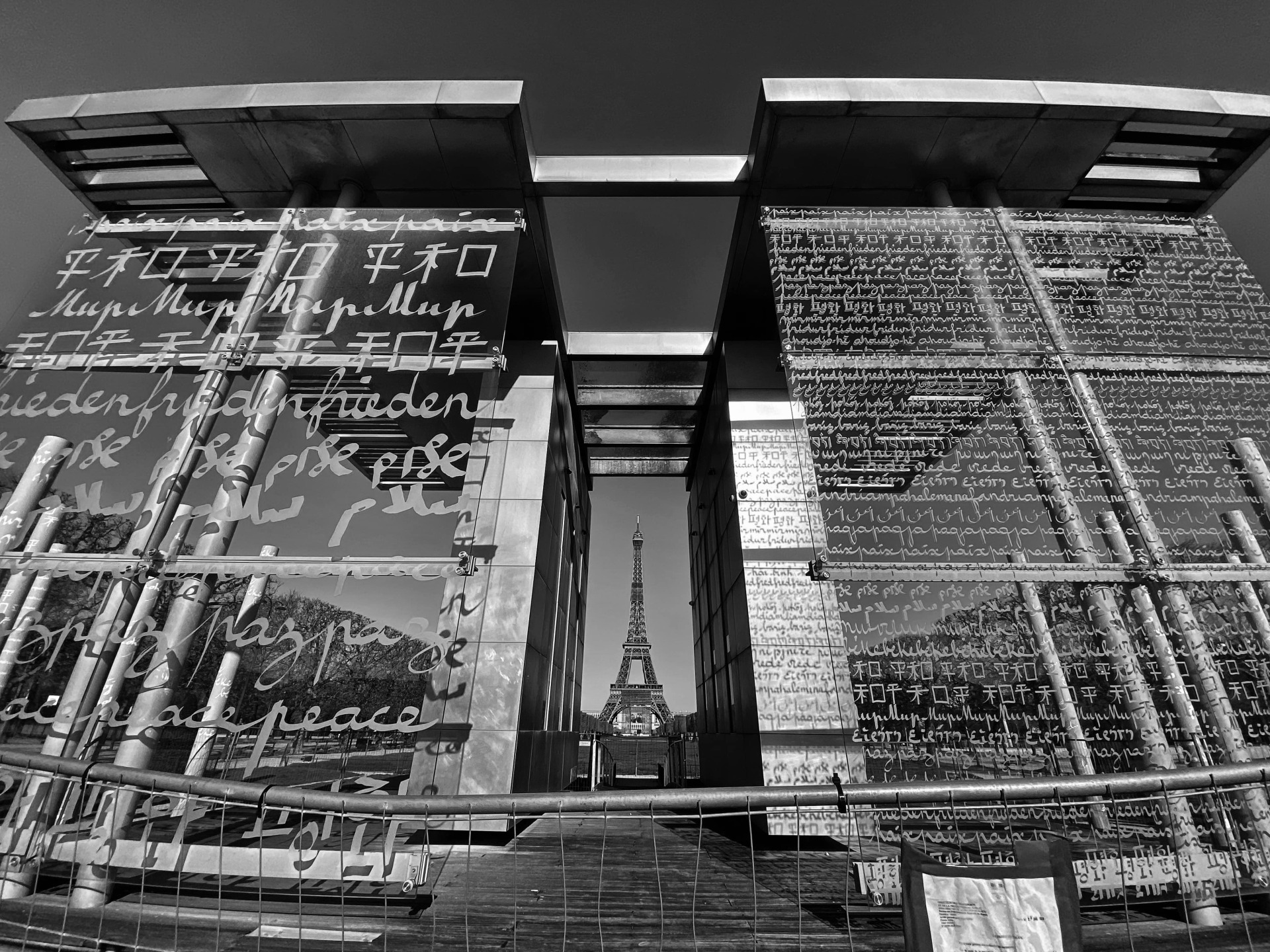 Ο Νίκος Αλιάγας στέλνει γράμμα και φωτογραφίες από το Παρίσι 