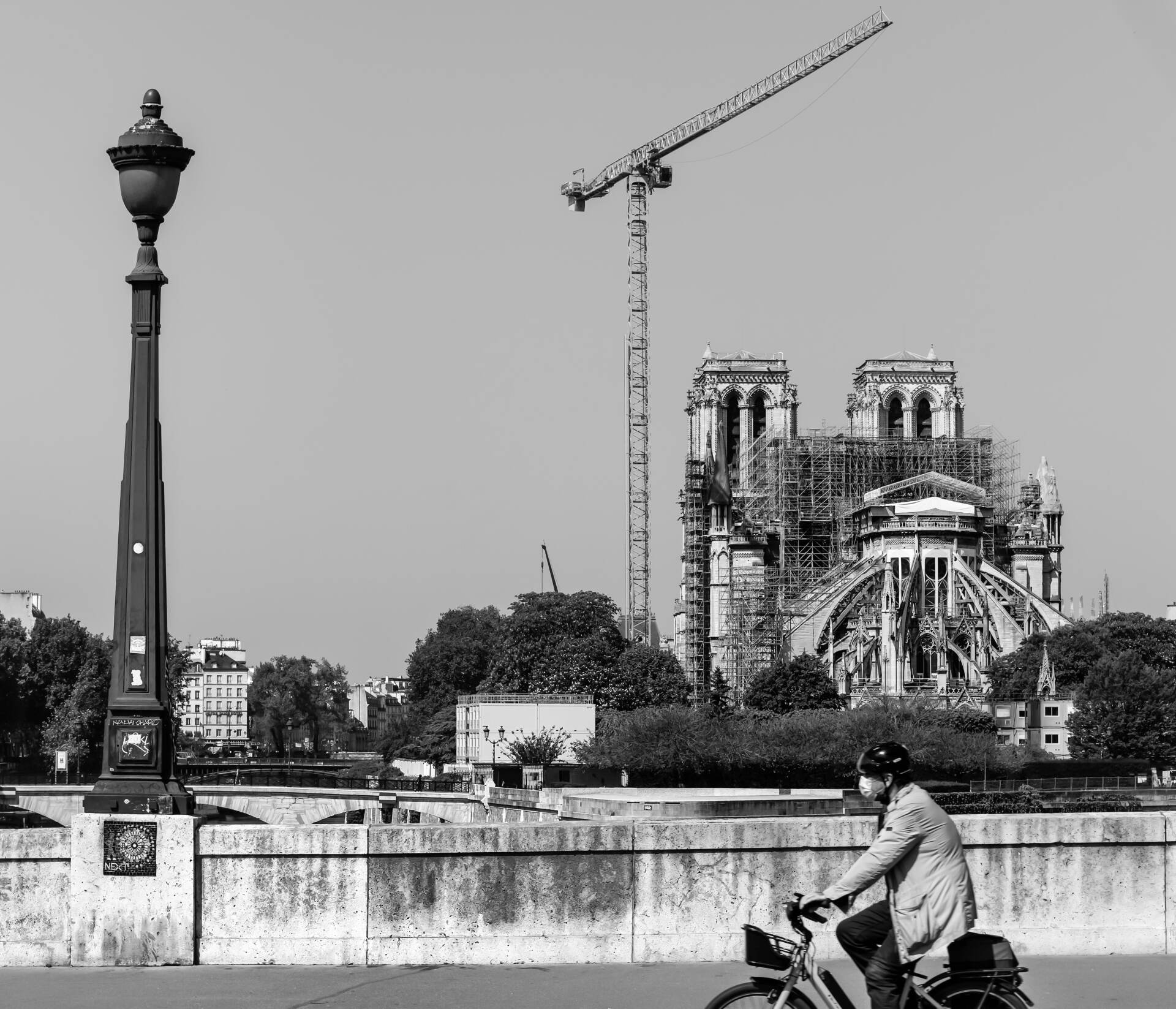 Ο Νίκος Αλιάγας στέλνει γράμμα και φωτογραφίες από το Παρίσι 