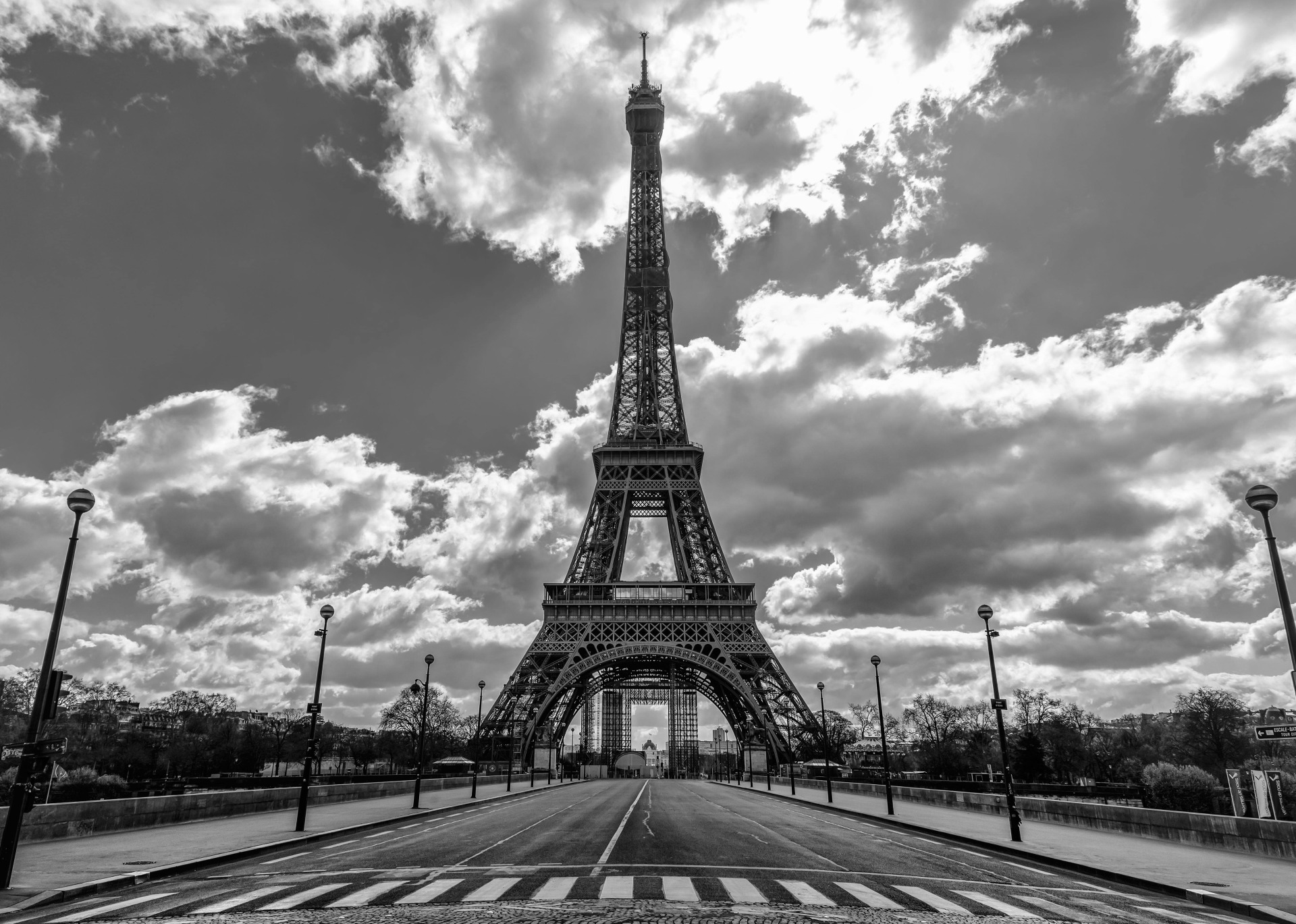 Ο Νίκος Αλιάγας στέλνει γράμμα και φωτογραφίες από το Παρίσι 