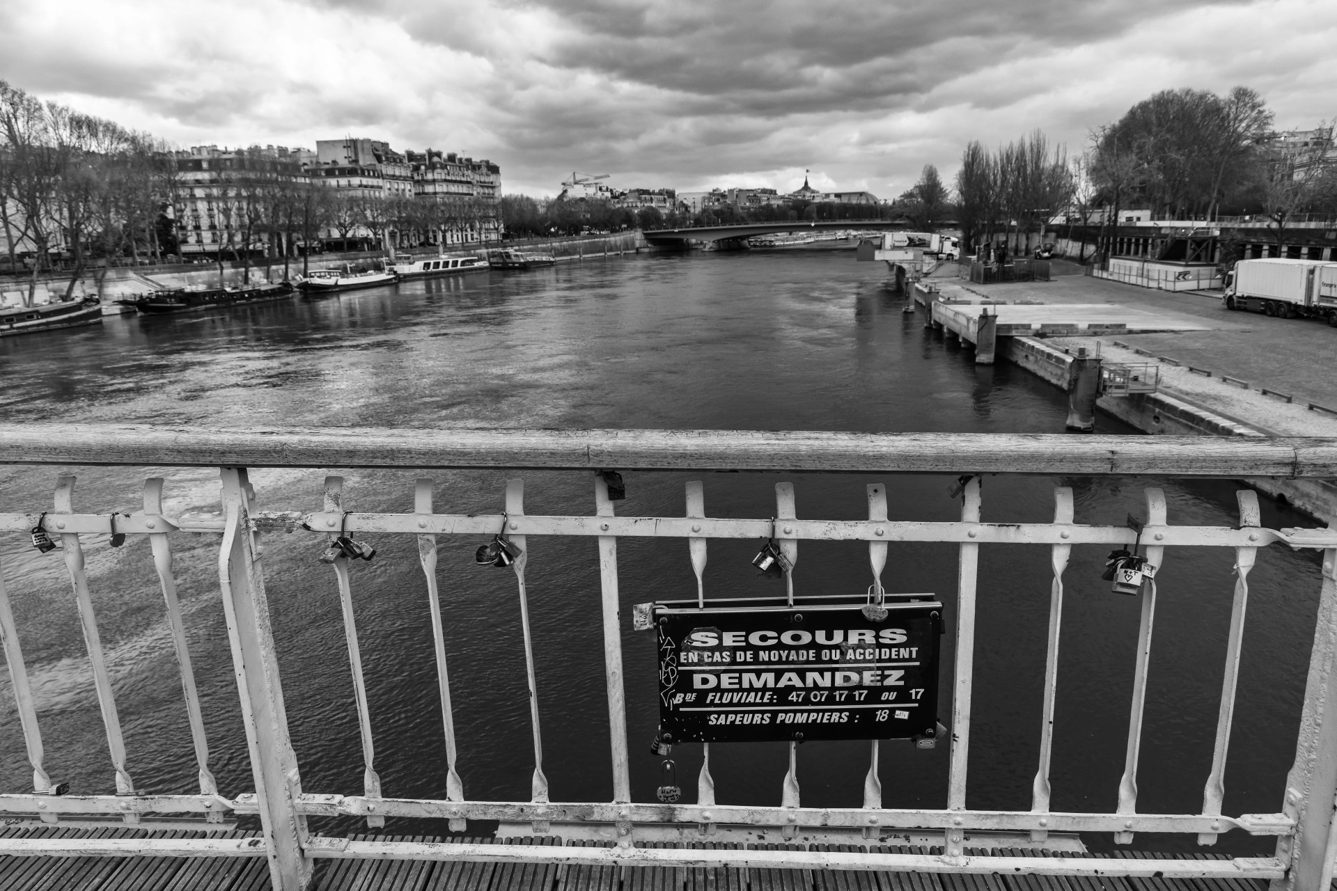 Ο Νίκος Αλιάγας στέλνει γράμμα και φωτογραφίες από το Παρίσι 