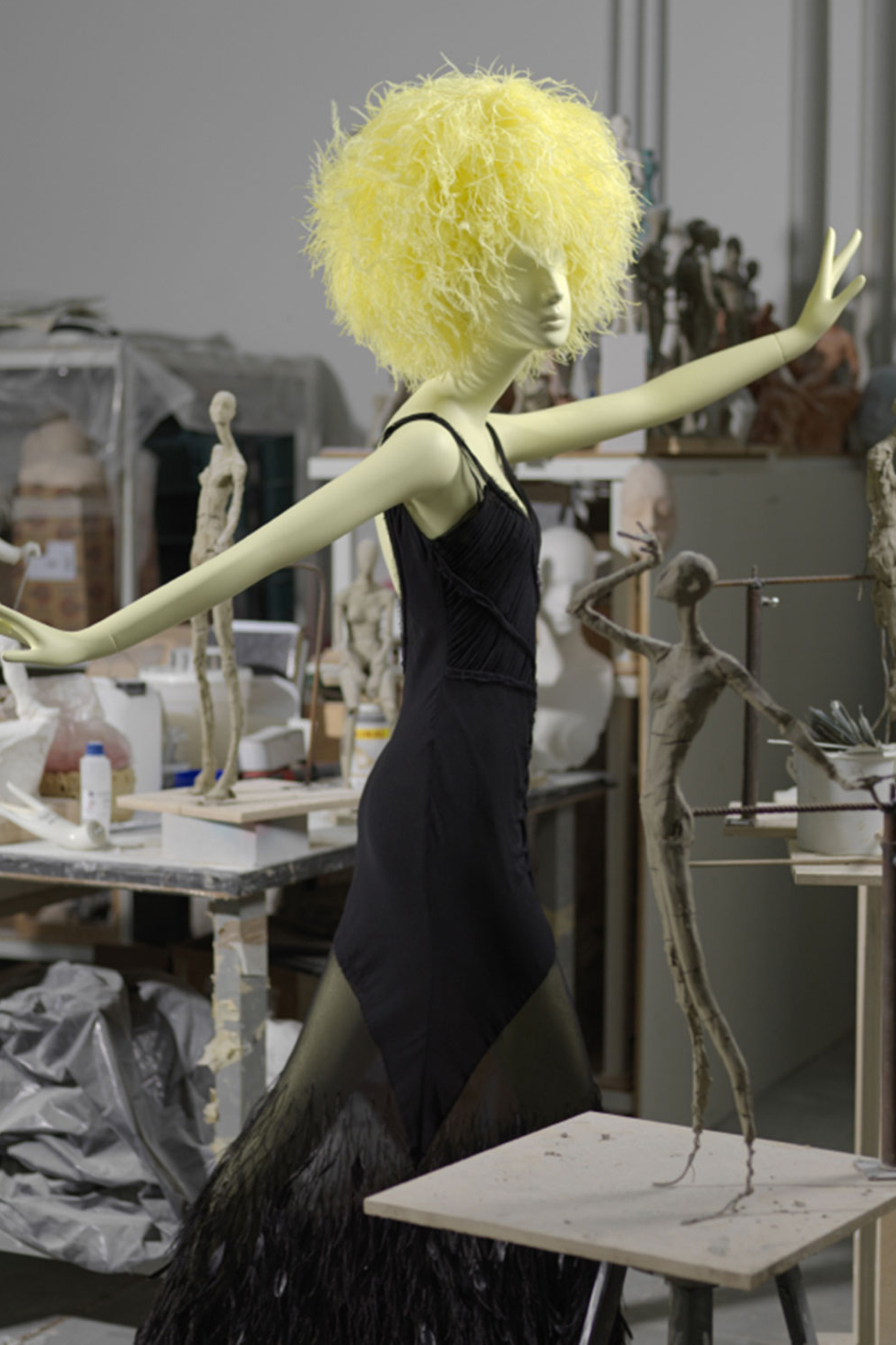 Κούκλα βιτρίνας και δίπλα η μινιατούρα της