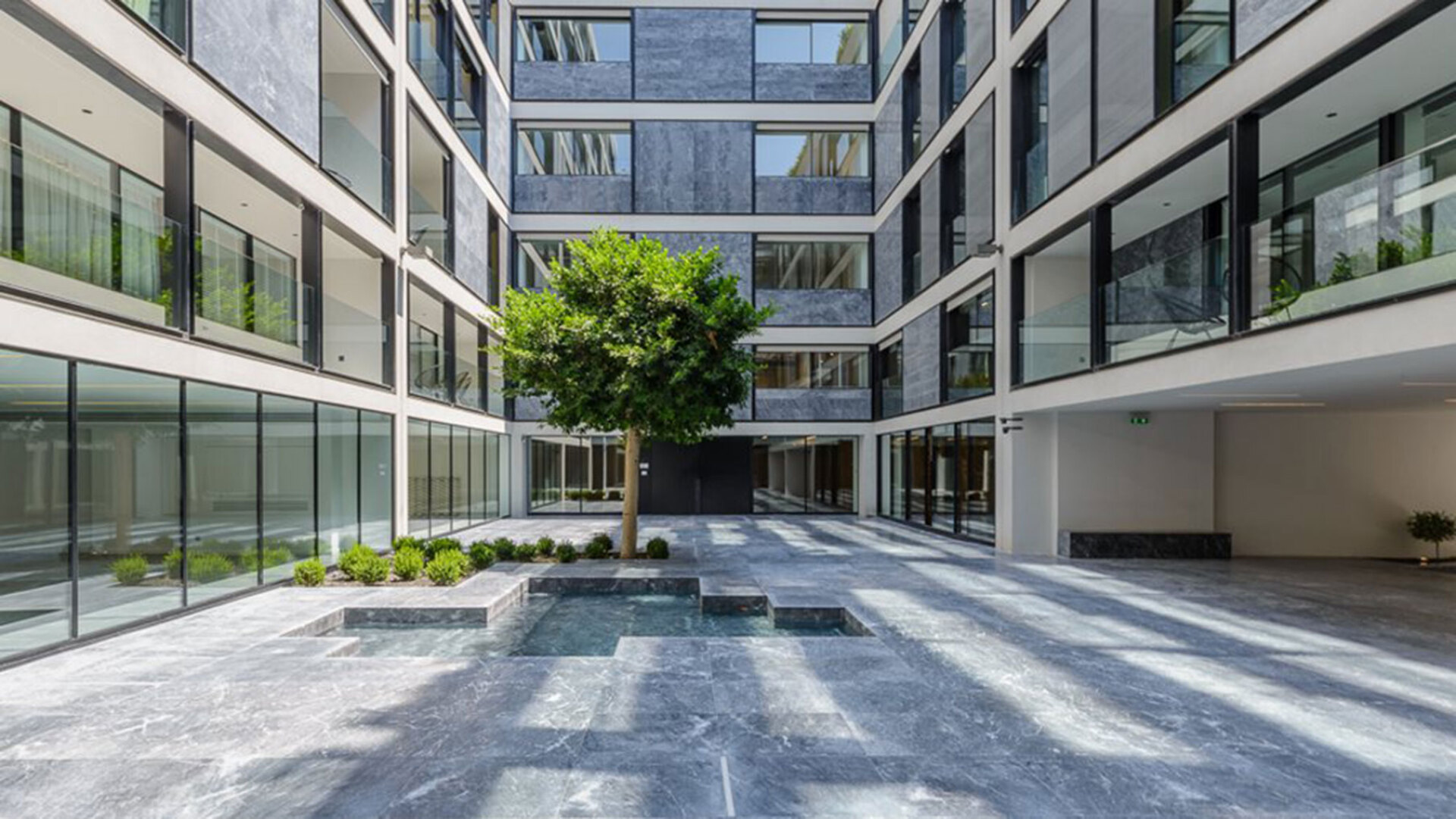 Το αίθριο του κτιριακού συγκροτήματος One Athens