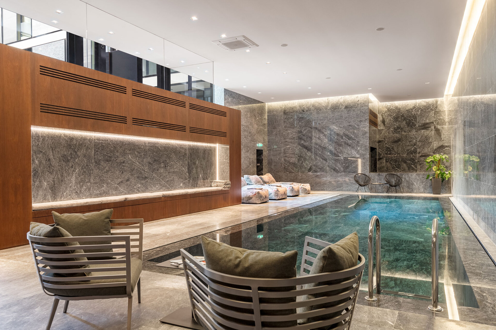 Εσωτερική πισίνα στο συγκρότημα One Athens