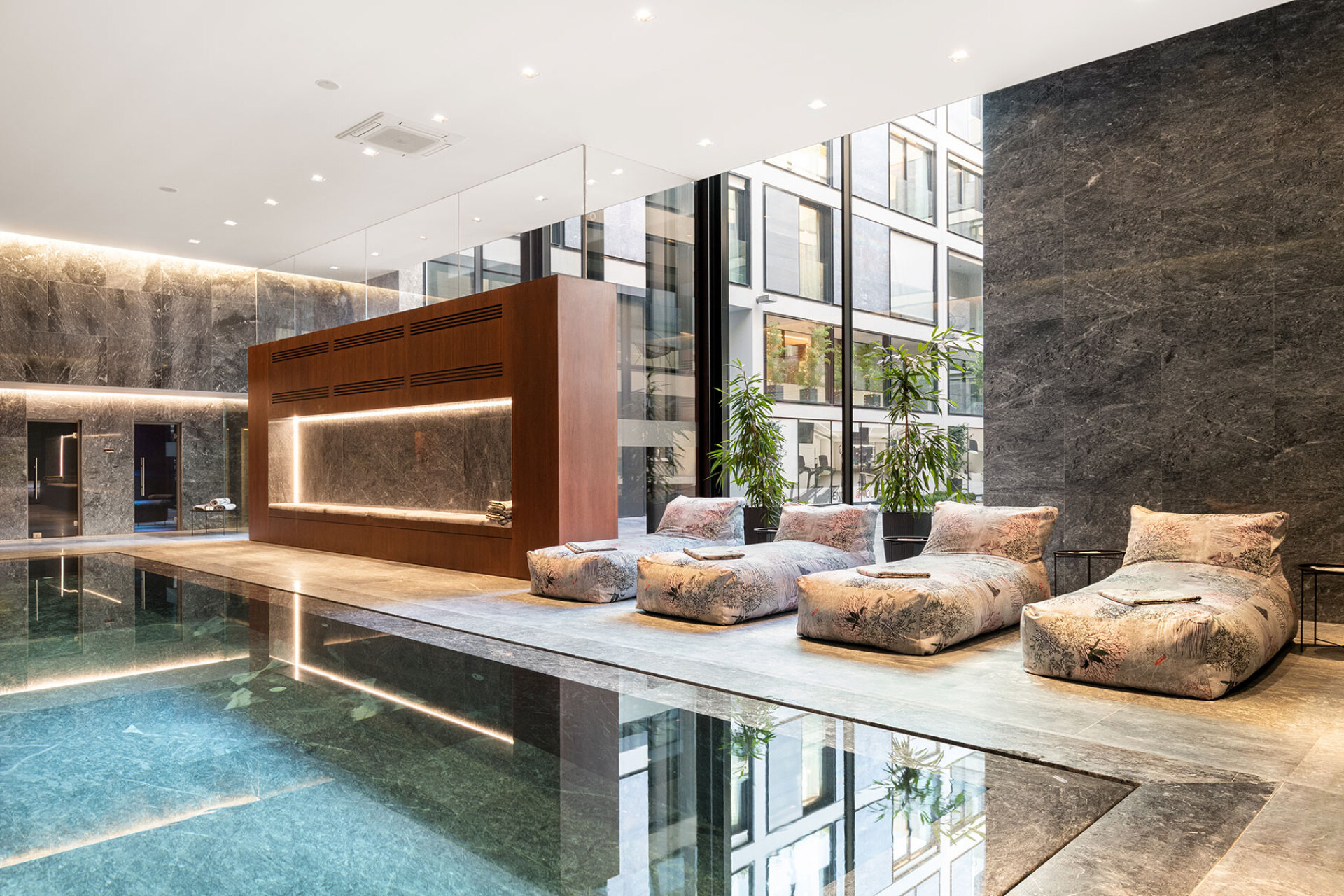 Εσωτερική πισίνα στο συγκρότημα One Athens