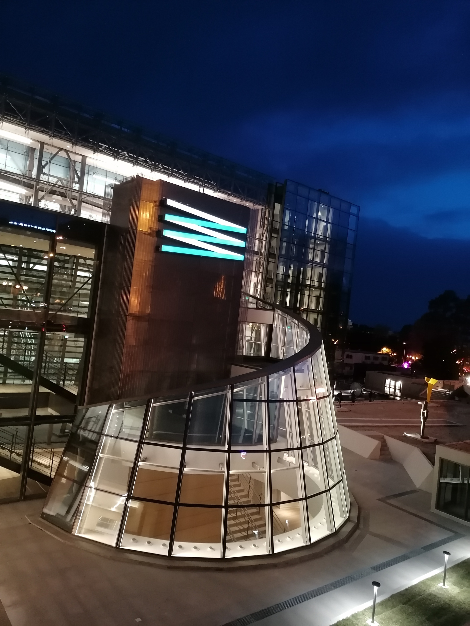 Εθνική Πινακοθήκη, Η Γυάλινη Σπείρα φωτισμένη