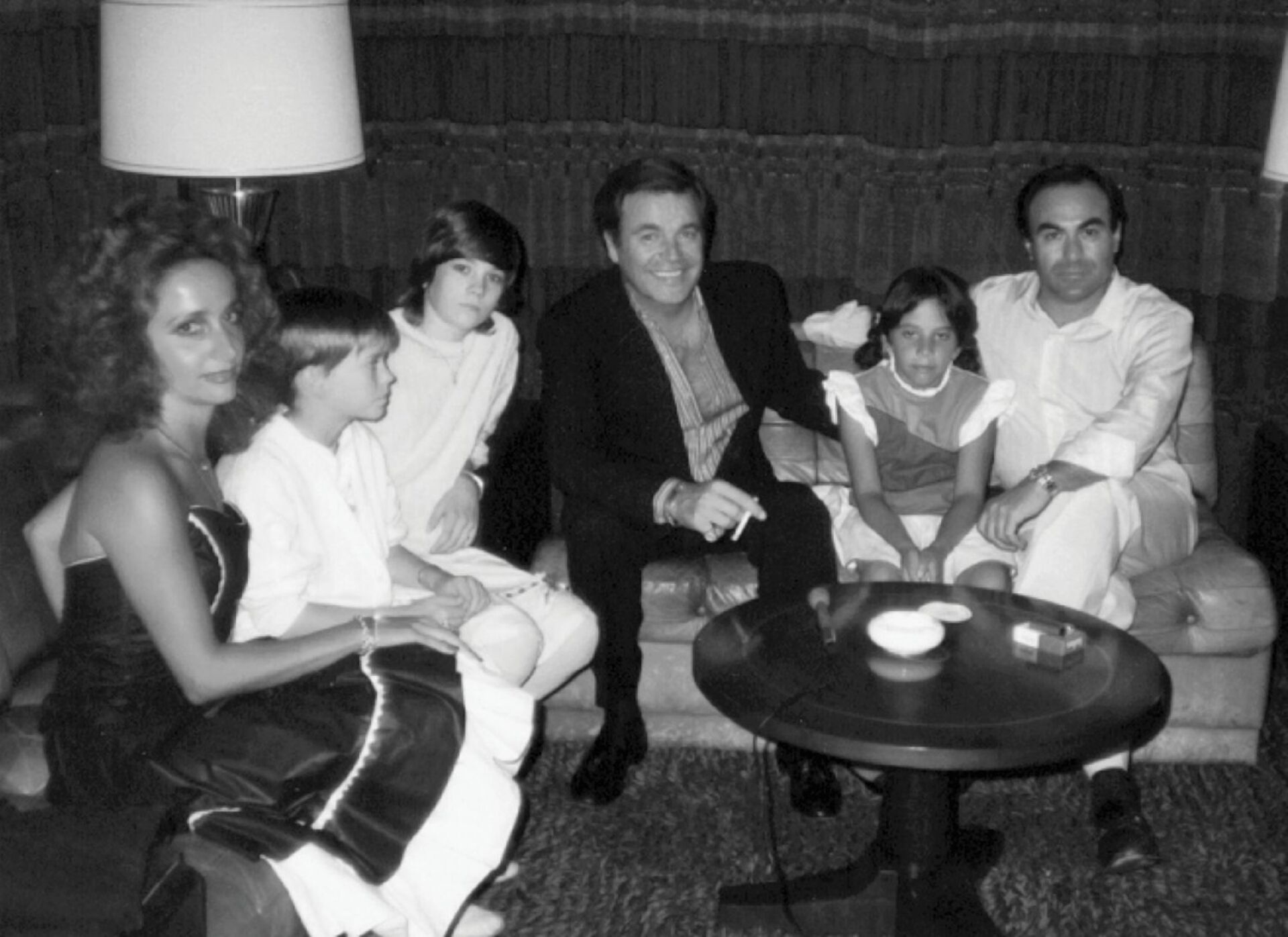 Ο Αμερικανός ηθοποιός Ρόμπερτ Βάγκνερ με την οικογένειά του.