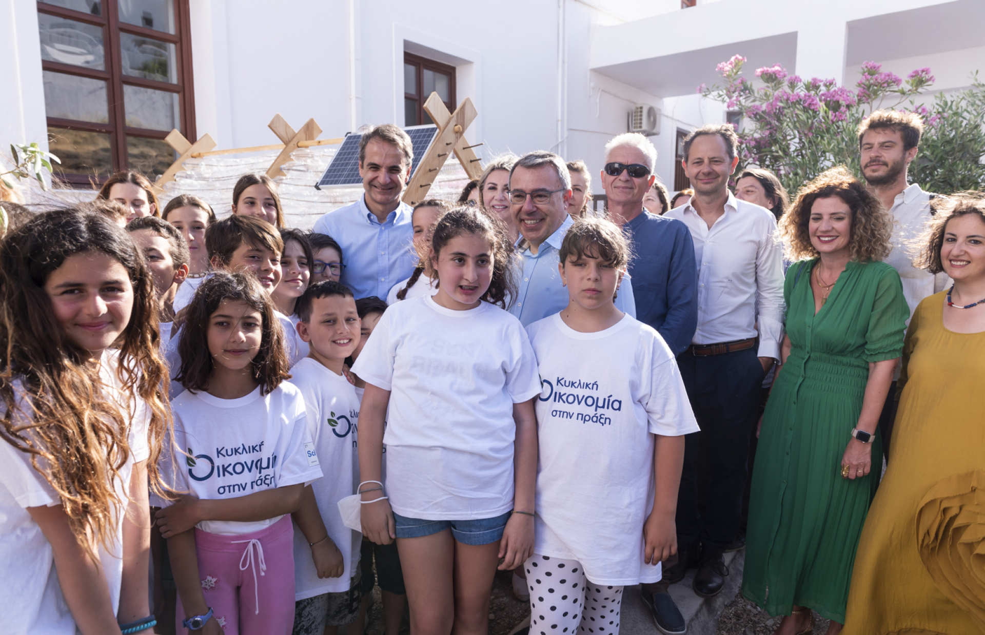 Ο Πρωθυπουργός Κυριάκος Μητσοτάκης, η Υφυπουργός Παιδείας Ζέττα Μακρή και ο CEO του Ομίλου Alpha Bank Βασίλης Ψάλτης, σε αναμνηστική φωτογραφία με τις μαθήτριες και τους μαθητές του Δημοτικού Σχολείου Αστυπάλαιας που συμμετείχαν στην εκπαιδευτική περιβαλλ