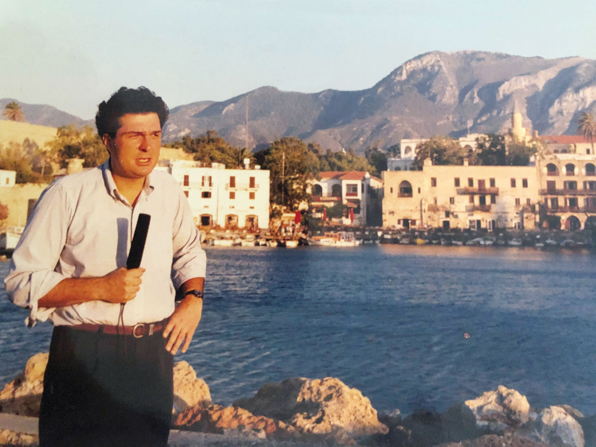 Ο Αλέξης Παπαχελάς στην κατεχόμενη Κυρήνεια. Γύρισμα για το πρώτο του ρεπορτάζ.