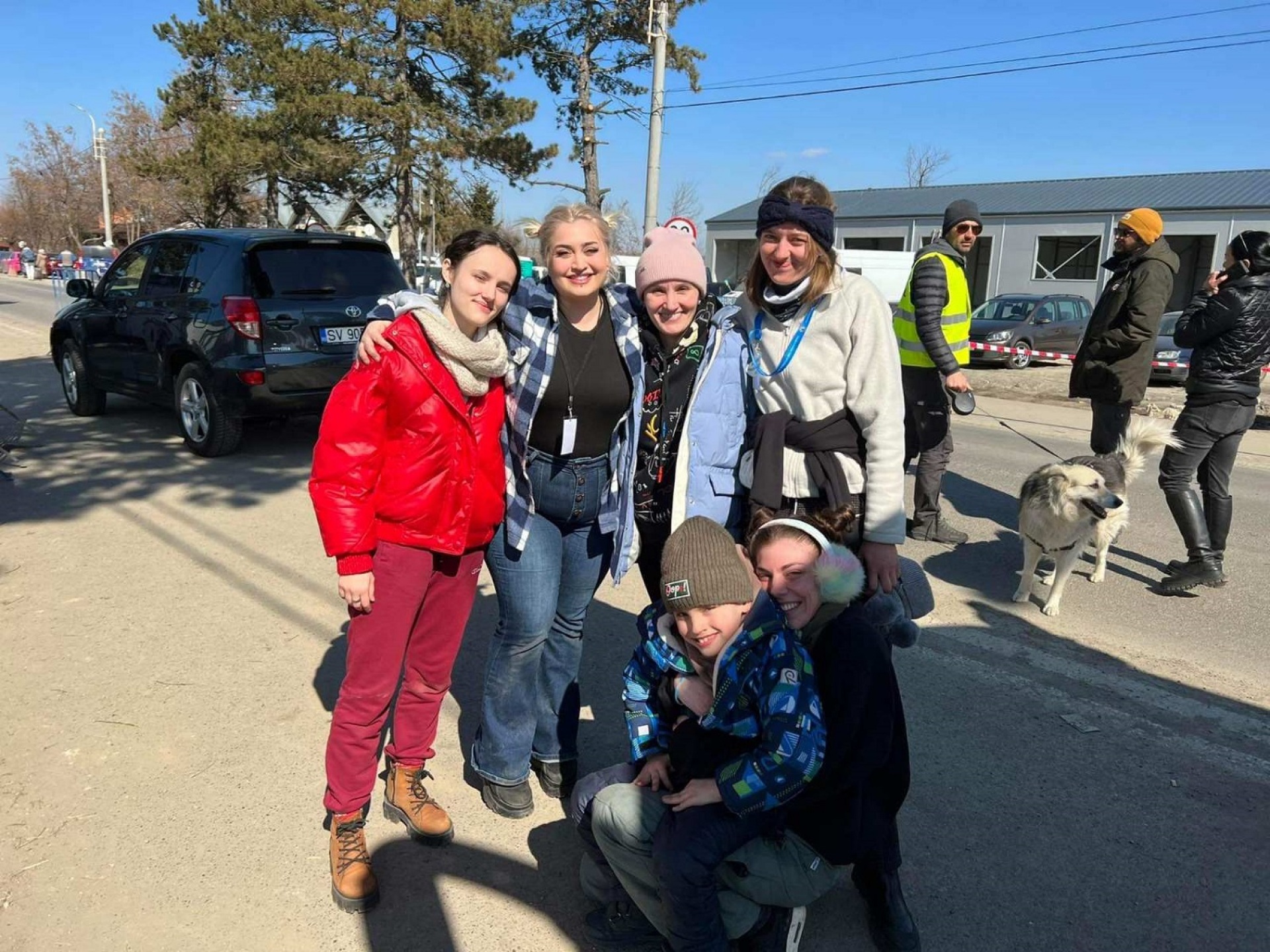 Η Κατερίνα Πεφτίτση, η Μαγδαληνή Σπίνου και η οικογένεια από την Ουκρανία. 