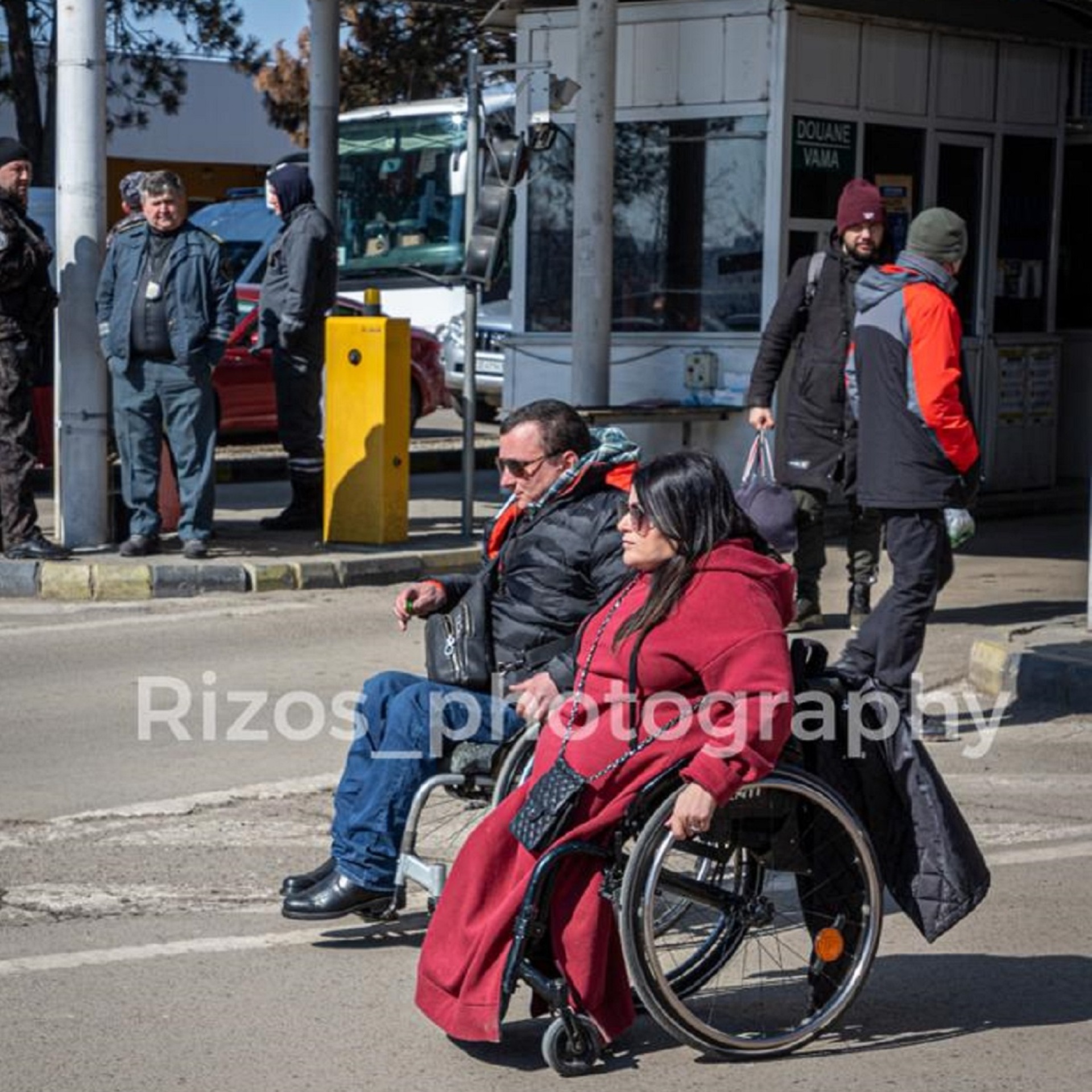 Πρόσφυγες με κινητικά προβλήματα καταφθάνουν στα σύνορα στο Σιρέτ.
