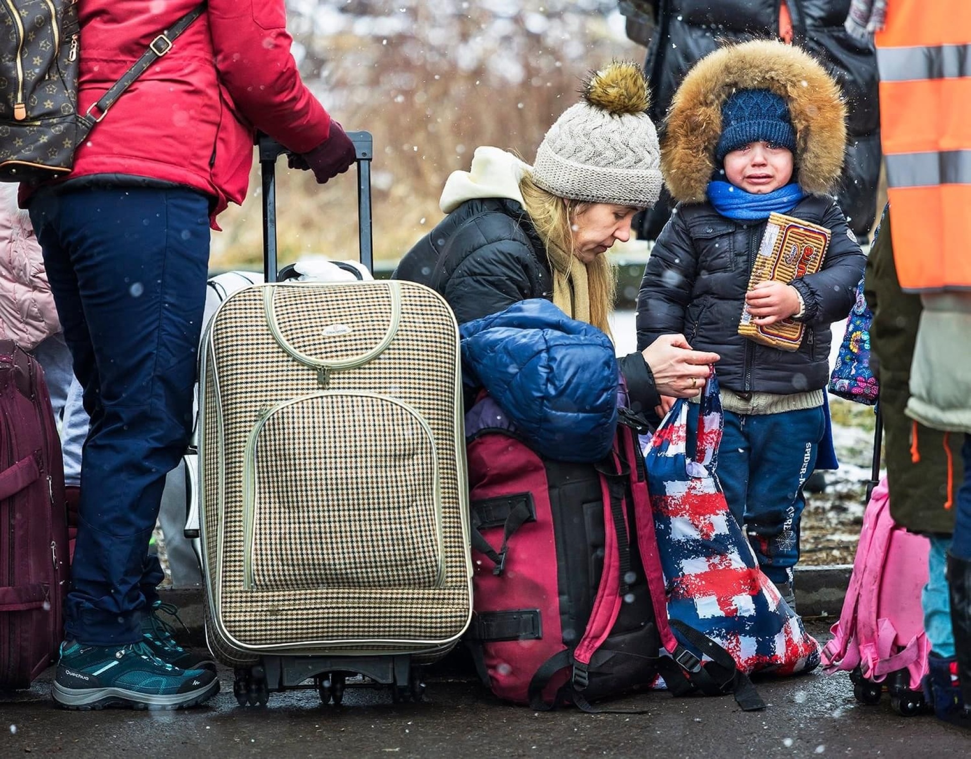 Πρόσφυγες από την Ουκρανία στο Σιρέτ. Ένα παιδί κλαίει. 