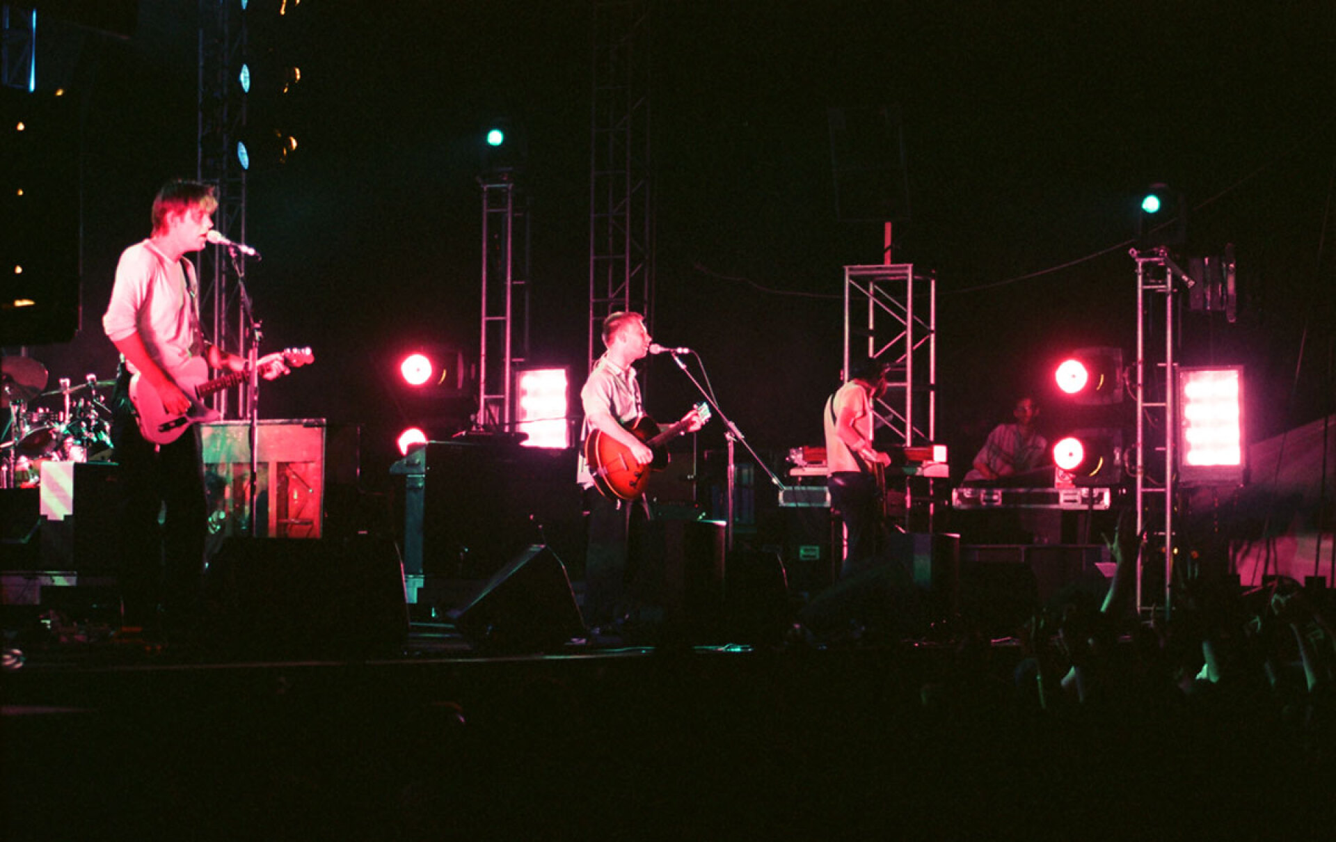 Στιγμιότυπο από τη συναυλία των Radiohead στο Θέατρο Λυκαβηττού στην Αθήνα το 2000