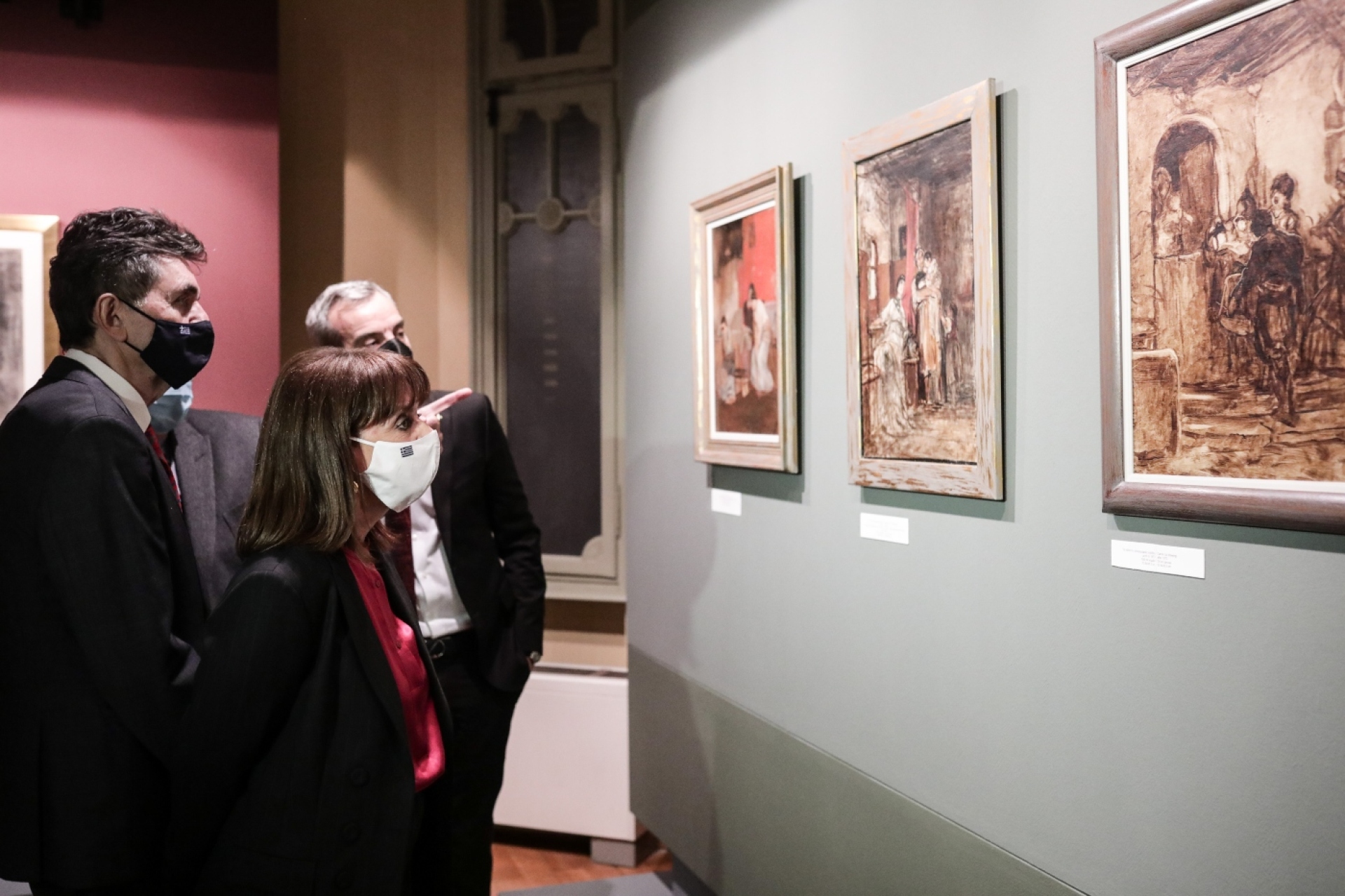 Η Κατερίνα Σακελλαροπούλου, στη Δημοτική Πινακοθήκη Θεσσαλονίκης, ξεναγείται στην έκθεση «Νικόλαος Γύζης - 120 χρόνια από τον θάνατό του».