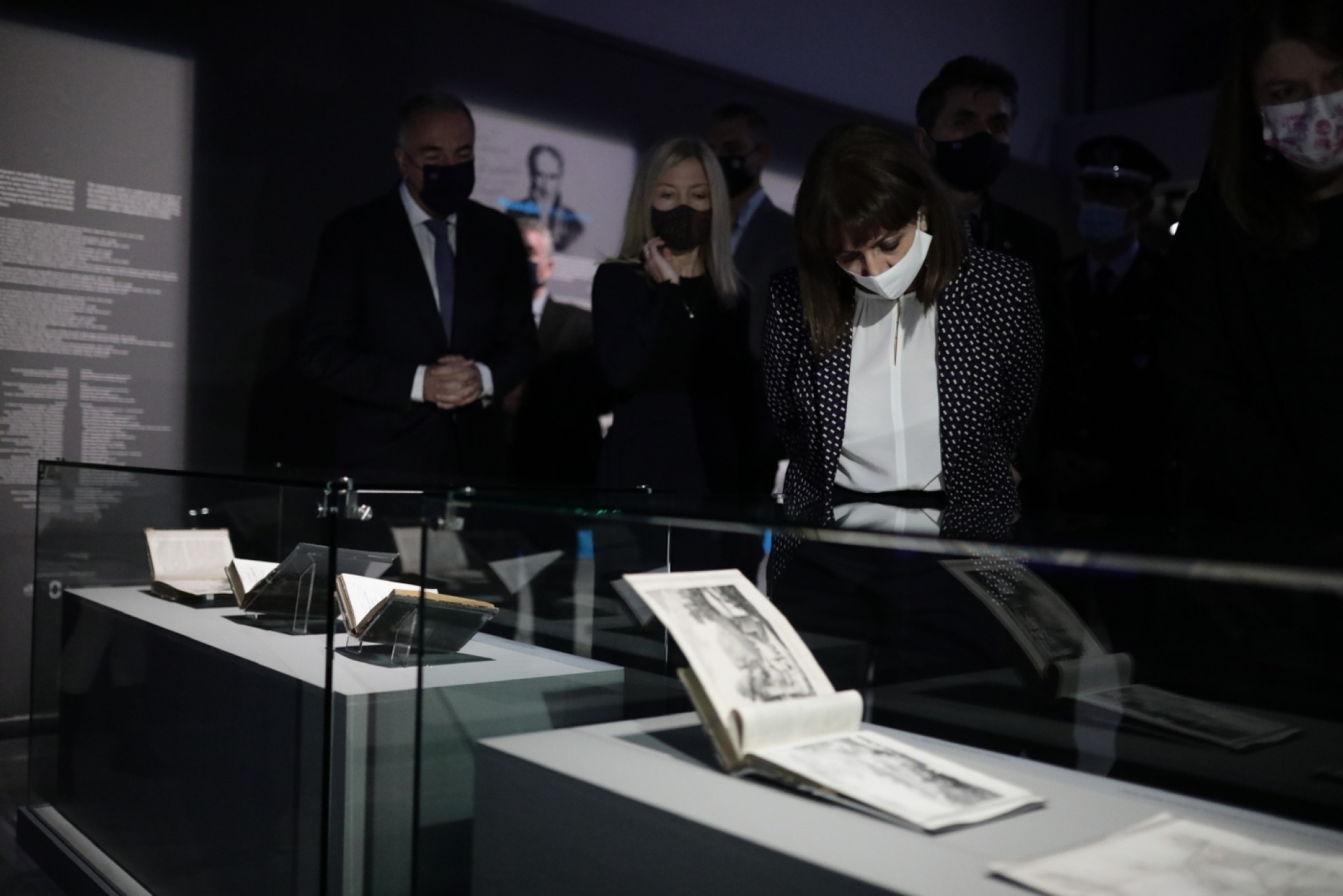 Η ΠτΔ ξεναγείται στην έκθεση αφιερωμένη στον Φιλελληνισμό στο Μουσείο Βυζαντηνής Τέχνης