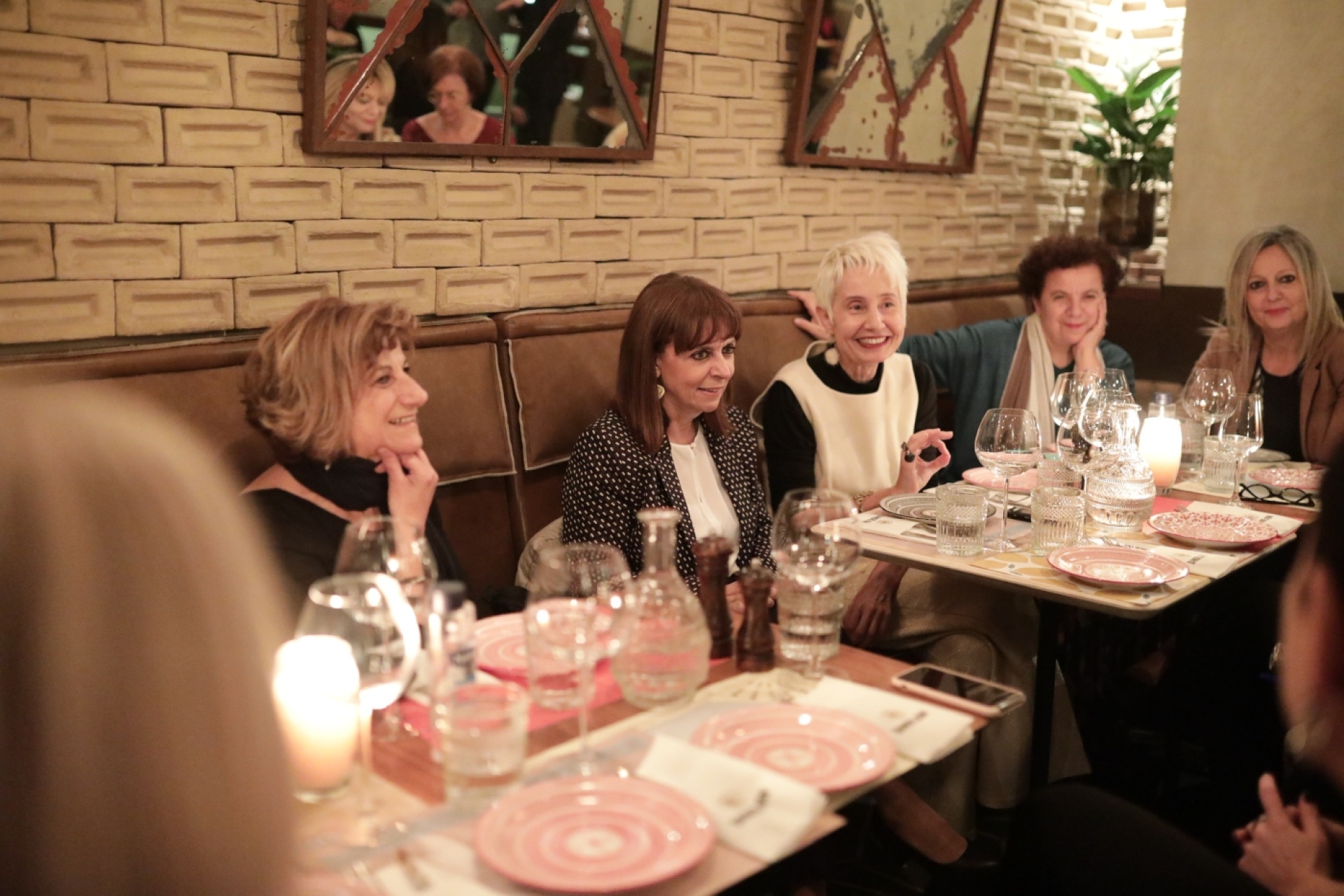 Η Κατερίνα Σακελλαροπούλου με τη Σοφία Νικολαΐδου και τις σύγχρονες γυναίκες της πόλης σε ένα θεσσαλονικιώτικο μπιστρό 