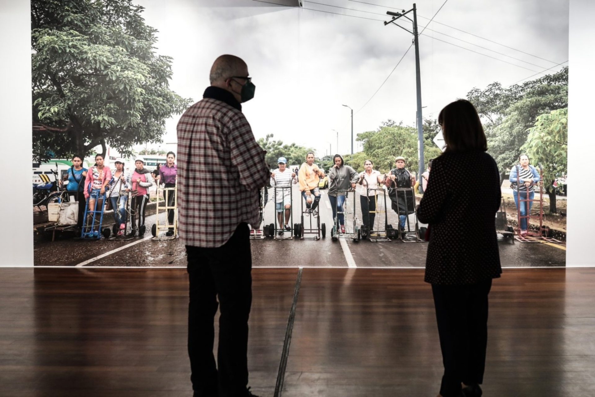 Η Κ. Σακελλαροπούλου ξεναγείται στην φετινή Photobiennale στο MoMa 