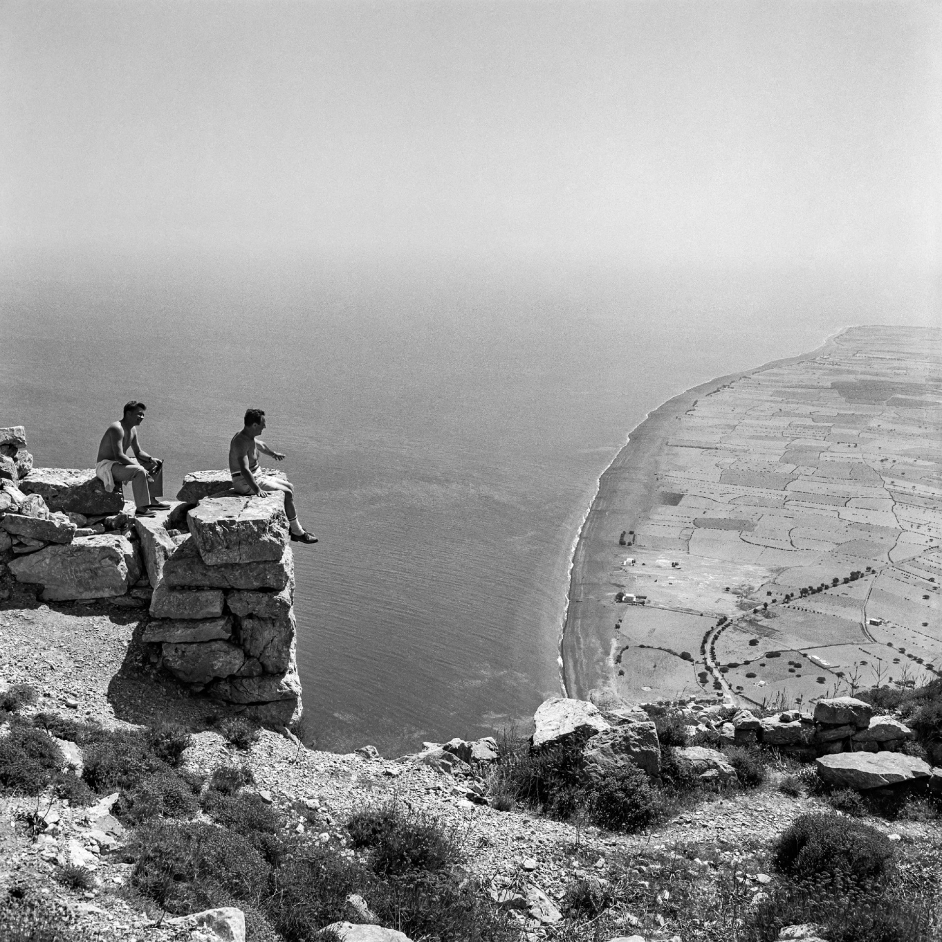 Σαντορίνη. Αρχαία Θήρα. O Robert Dillon-Corneck και ο Dr. Allen Tanney στην πλατεία Γυμνοπαιδιών με θέα την Περίσσα.©Robert McCabe