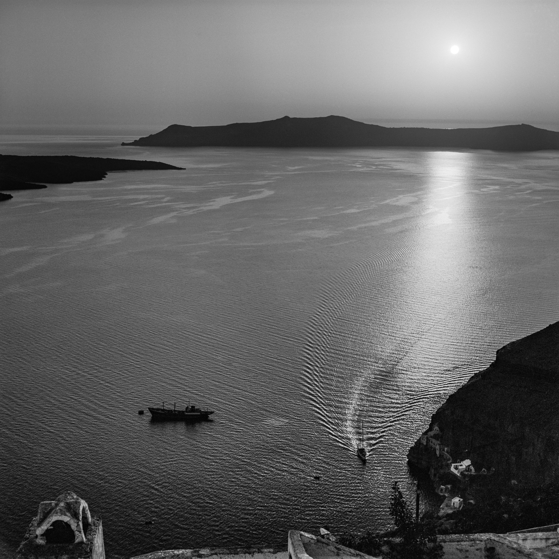 Σαντορίνη. Ένα ιστιοφόρο φτάνει στον Γιαλό πριν το ηλιοβασίλεμα. ©Robert McCabe