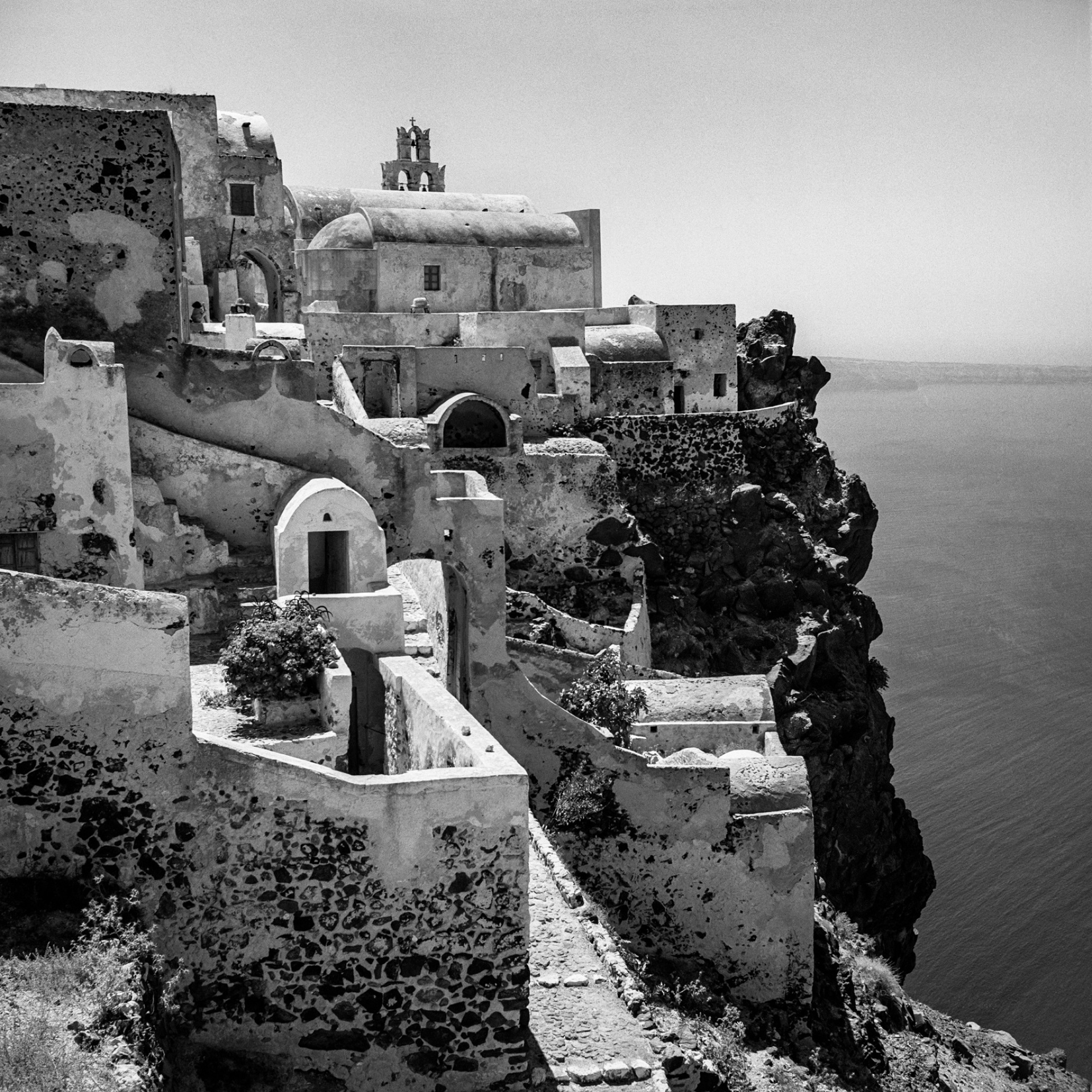 Σαντορίνη. Η εκκλησία του Αγίου Νικολάου στέκει στην κορυφή ενός ηφαιστειακού πετρώδη σχηματισμού. ©Robert McCabe