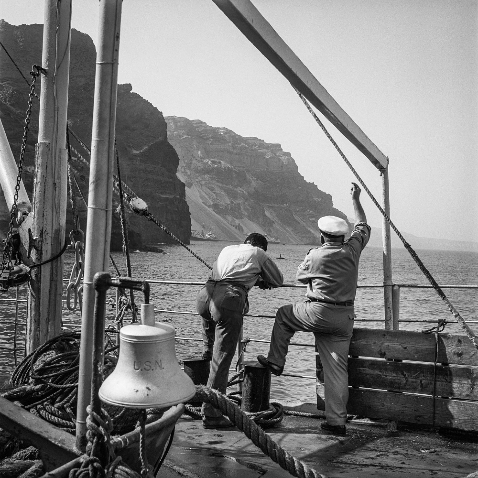 Σαντορίνη. Ο καπετάνιος του «Δέσποινα» ψαρεύει, καθώς το σκάφος φορτώνει επιβάτες από άλλα βοηθητικά πλοία. ©Robert McCabe