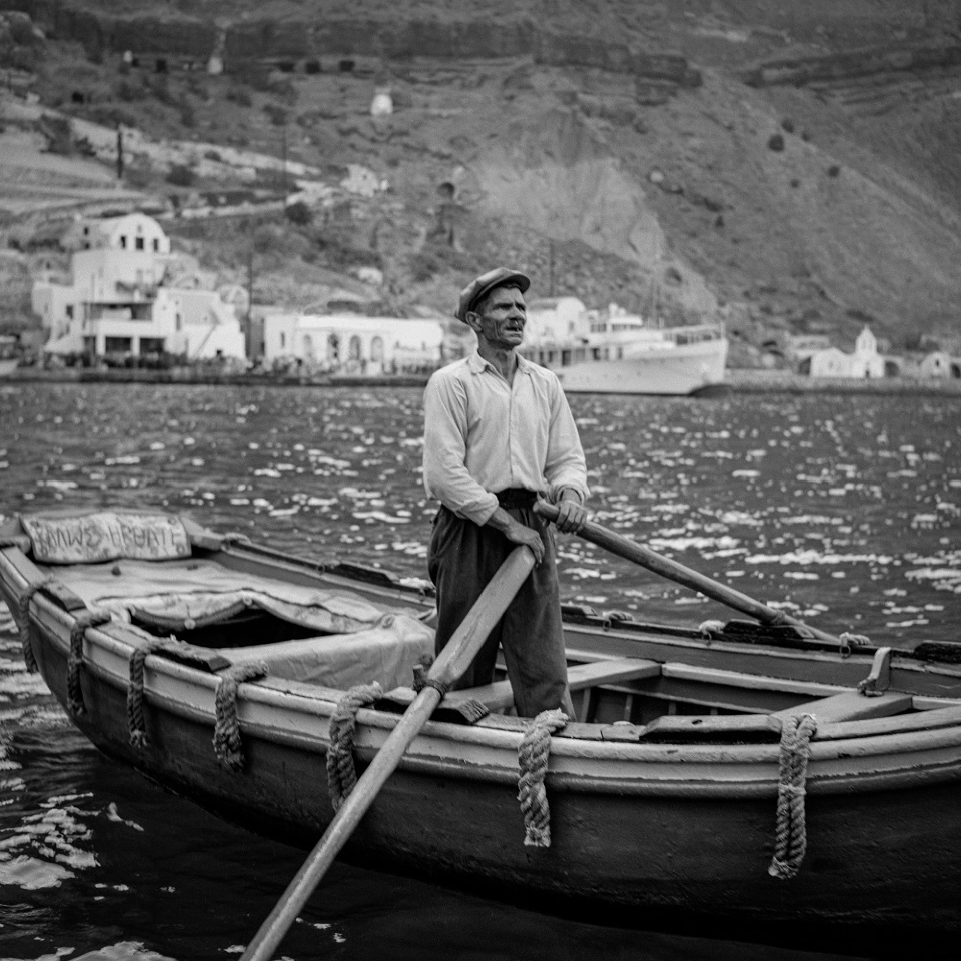 Σαντορίνη. Ο Μανώλης «Ψαράς» Σιγάλας στο βαρκάκι του στον Γιαλό. ©Robert McCabe