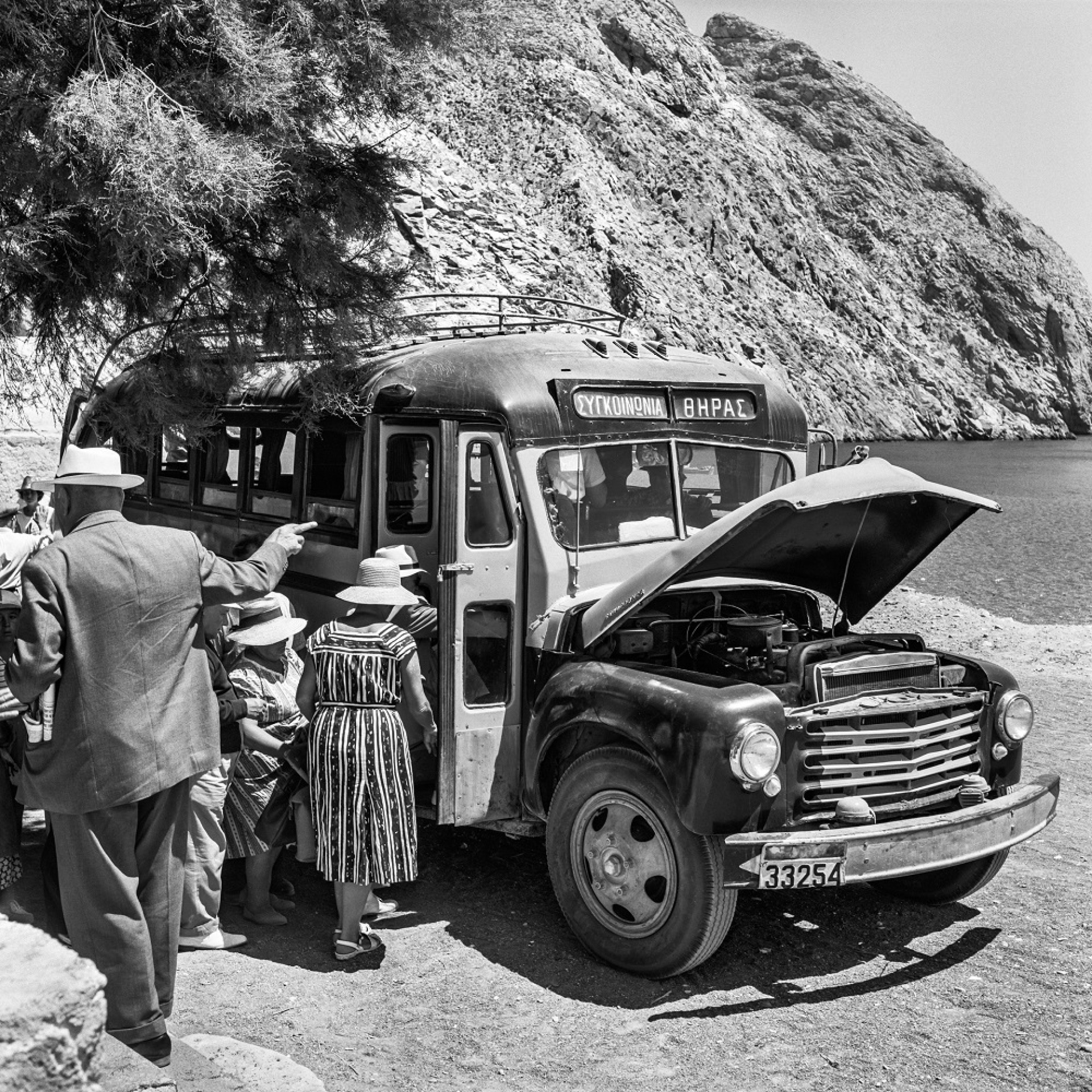 Σαντορίνη. Το πρώτο λεωφορείο του νησιού επιβιβάζει επιβάτες στην Περίσσα για τα Φηρά. ©Robert McCabe