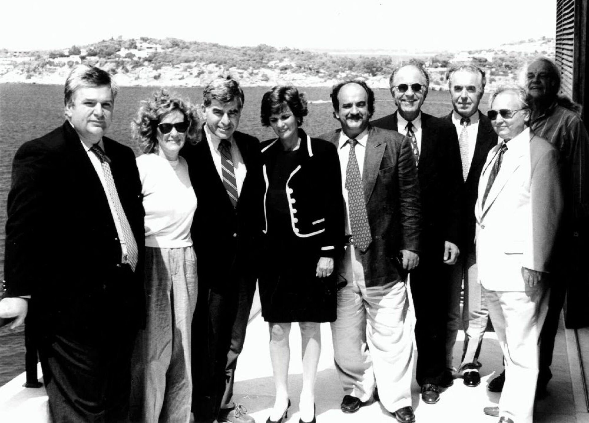 Ο υποψήφιος για την προεδρία των ΗΠΑ Μάικ Δουκάκης με τα στελέχη του Αστέρα, μεταξύ των οποίων ο Γενικός Διευθυντής του Αλέξης Κοιμήσης (στο κέντρο)