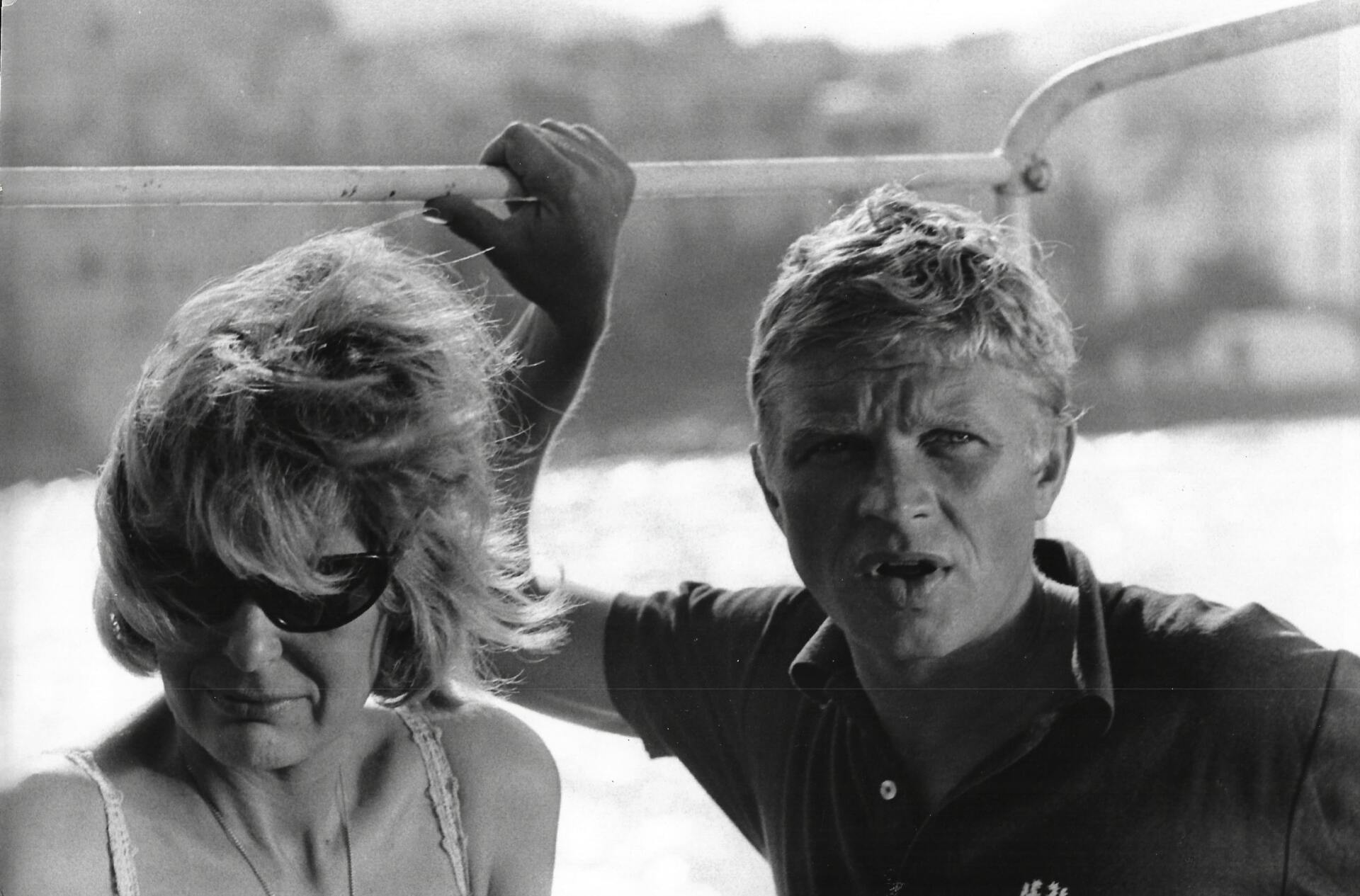 Σκηνή από τα γυρίσματα της ταινίας «Τα μηχανικά πιάνα» με τη Μελίνα Μερκούρη και τον Hardy Kruger