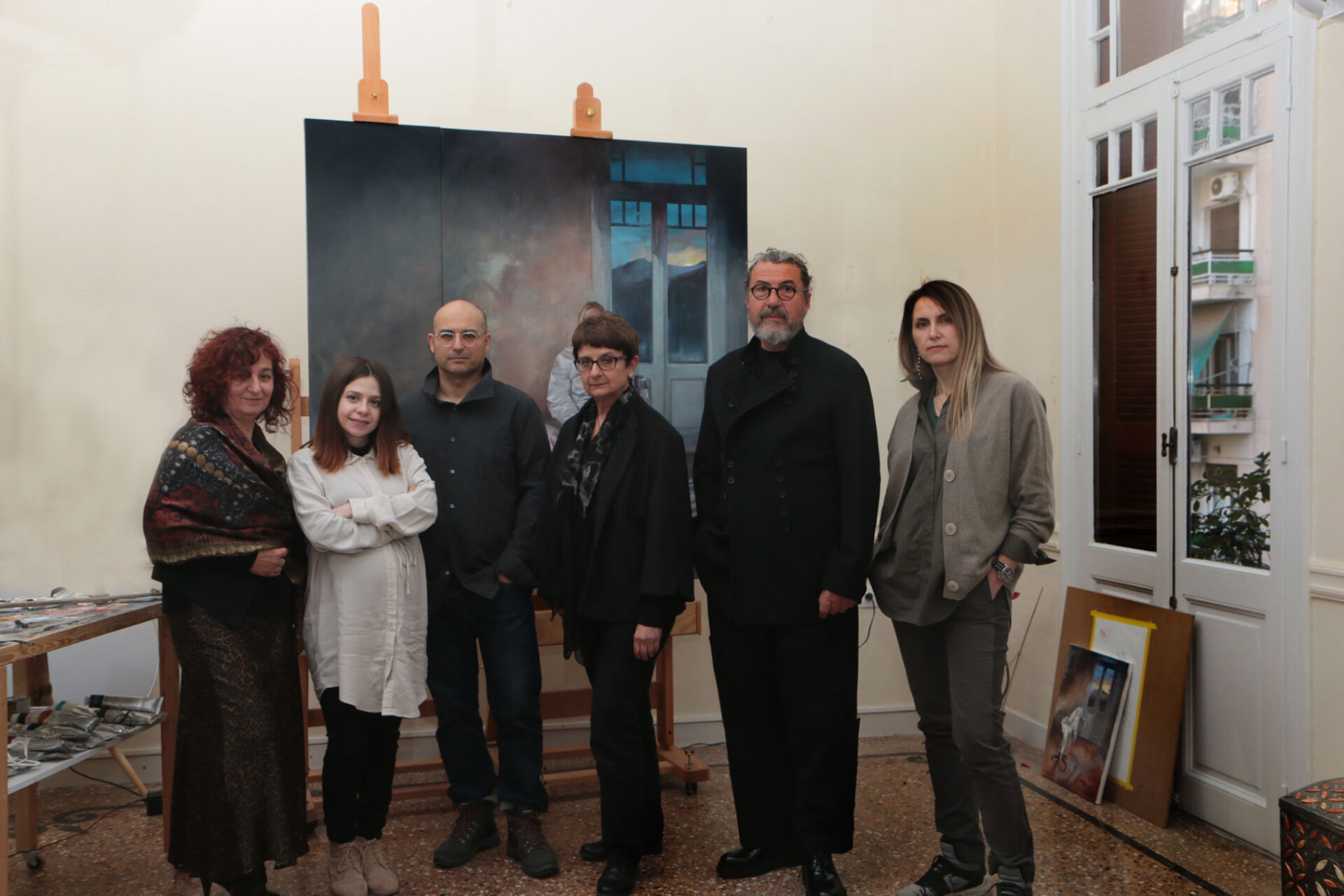 Οι συμμετέχουσες/-οντες  εικαστικοί (από αριστερά): Ντέπη Παυλίδου, Λεοντία Καφφέ, Δημήτρης Γκινοσάτης, Ντορίτα Πιμπλή, Γιώργος Αργυρόπουλος και Ιρίνα Κουζμένκο.