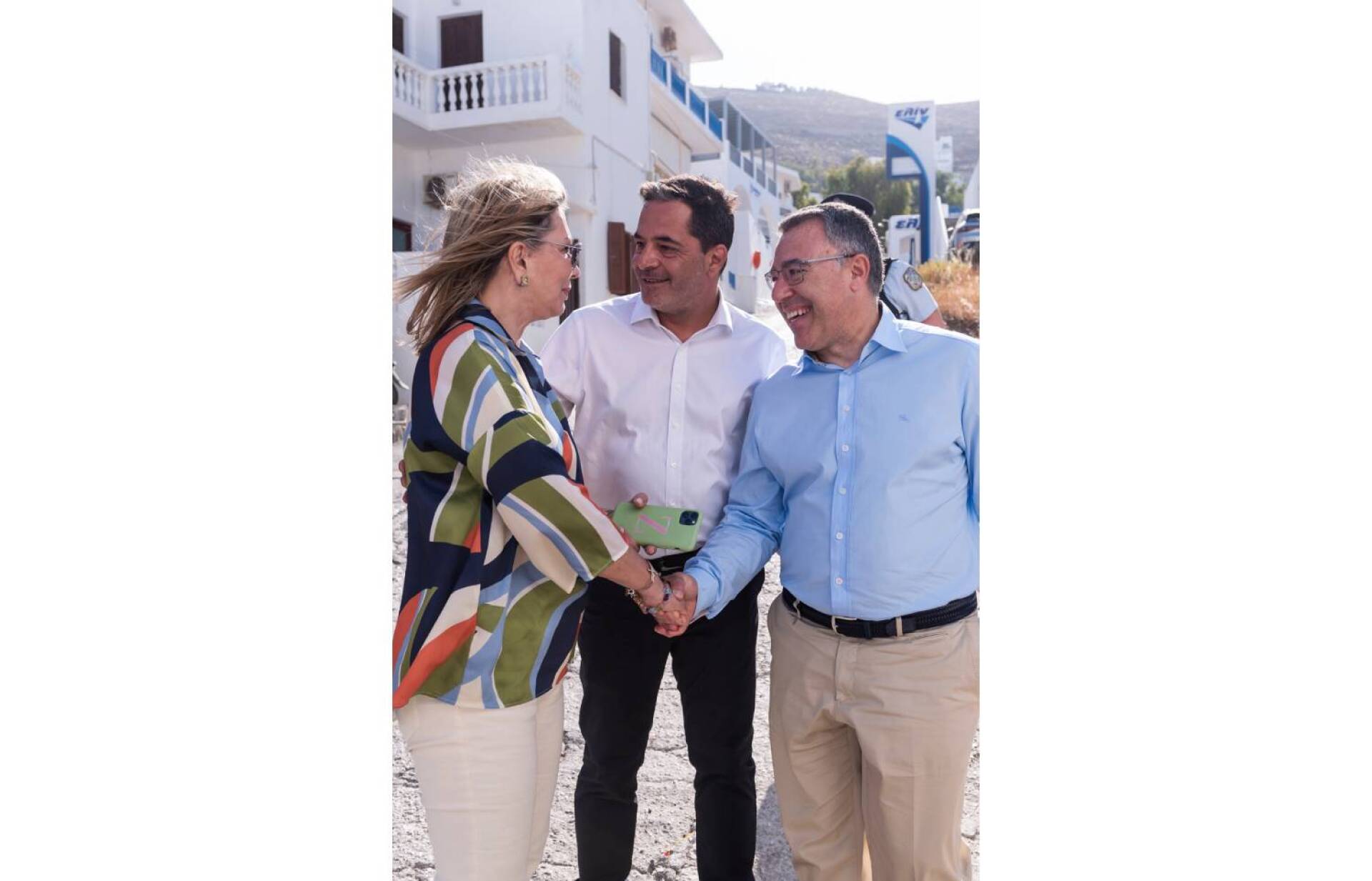 Η Υφυπουργός Παιδείας Ζέττα Μακρή, ο Διευθυντής Επικοινωνίας και Εταιρικών Σχέσεων του Ομίλου Alpha Bank Γιώργος Τερζής και ο Διευθύνων Σύμβουλος του Ομίλου Alpha Bank Βασίλης Ψάλτης στο προαύλιο του Δημοτικού Σχολείου Αστυπάλαιας.