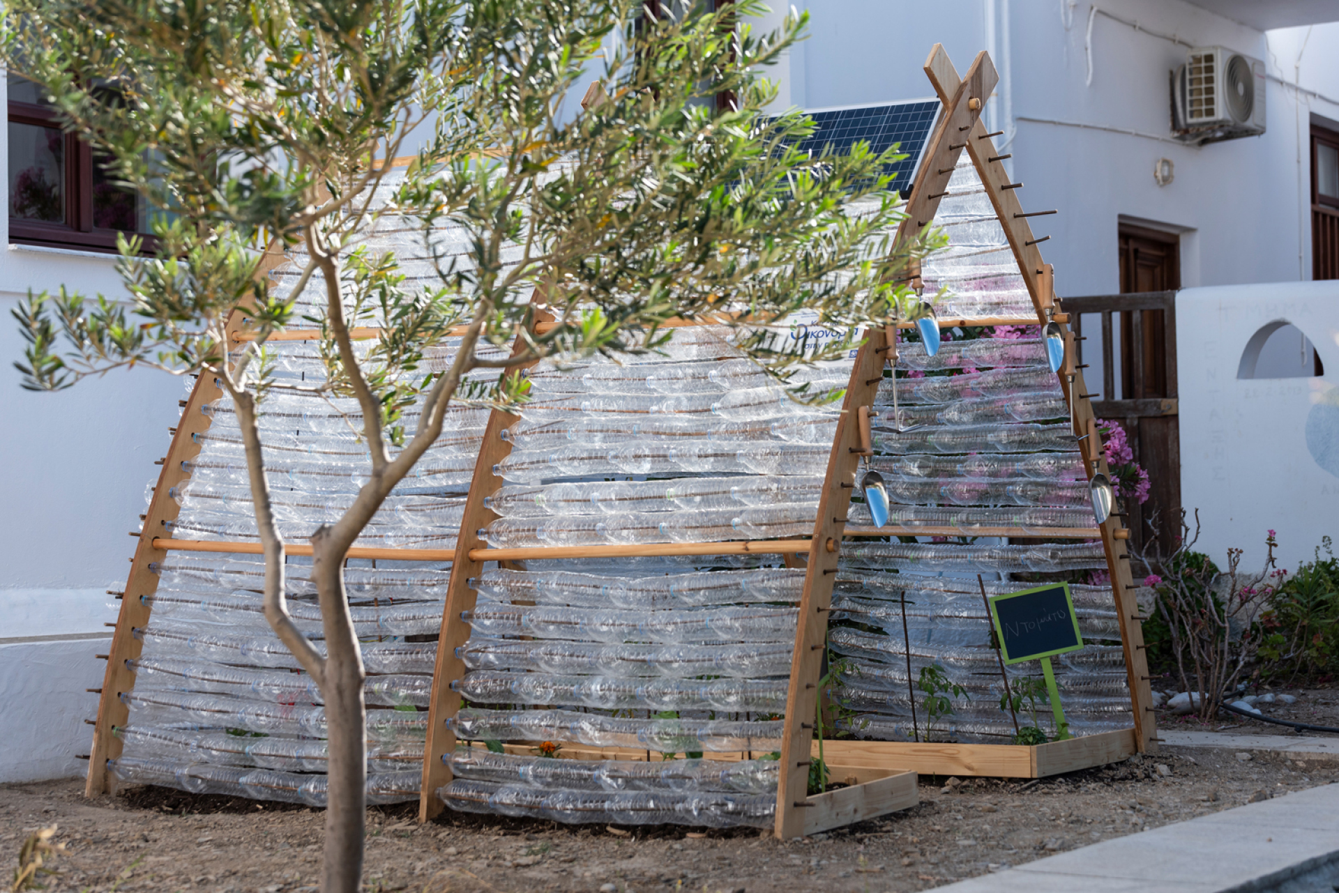  Το θερμοκήπιο κατασκευασμένο από 600 πλαστικά μπουκάλια.