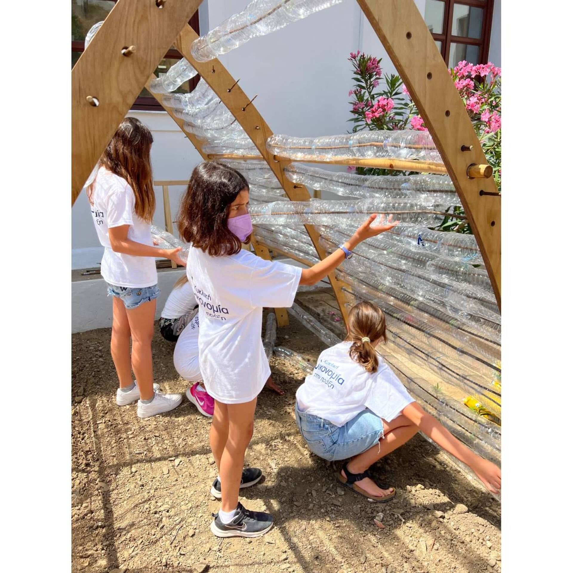 Στιγμιότυπο από την κατασκευή του θερμοκηπίου.