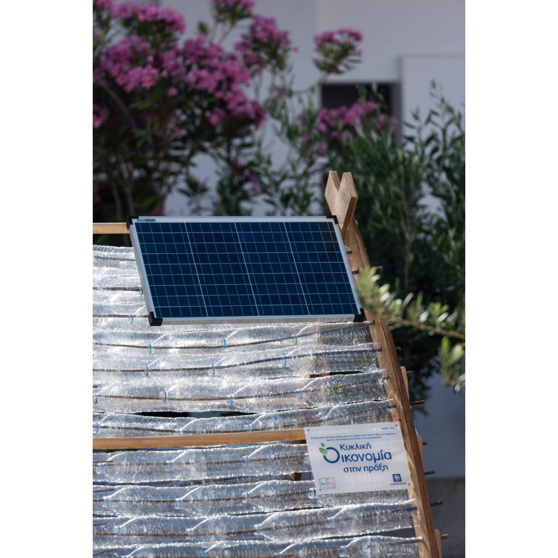 Ηλιακά πάνελ τροφοδοτούν το «Έξυπνο και Βιώσιμο θερμοκήπιο» για να είναι ενεργειακά αυτόνομο.