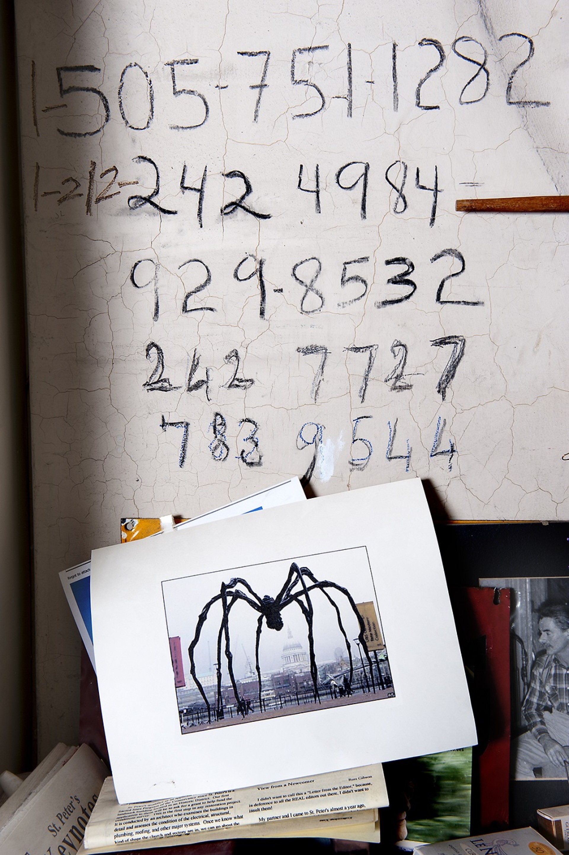 Λεπτομέρεια από τον τοίχο του σπιτιού της. 