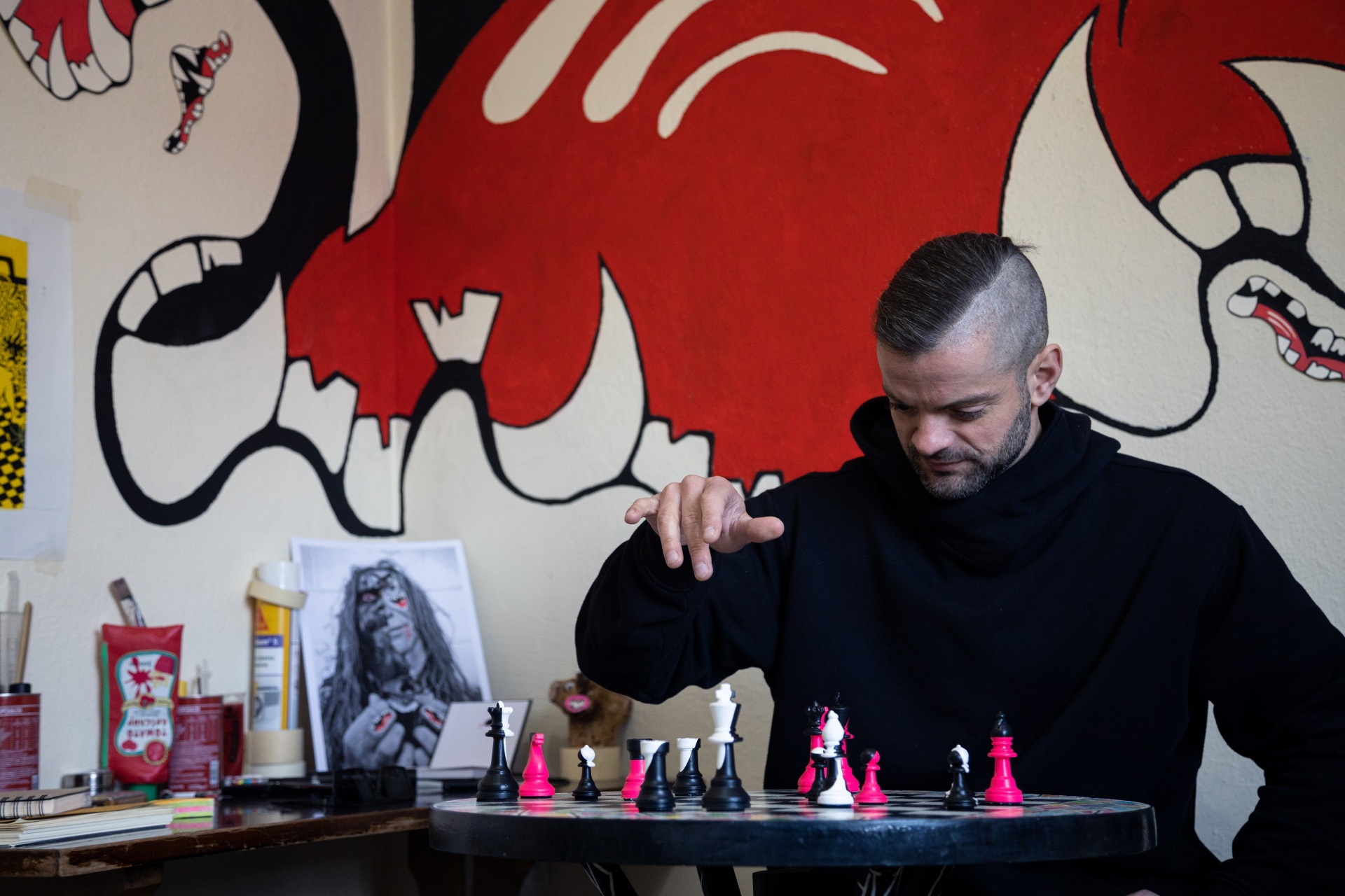 Ο εικαστικός Γιώργος Τζινούδης