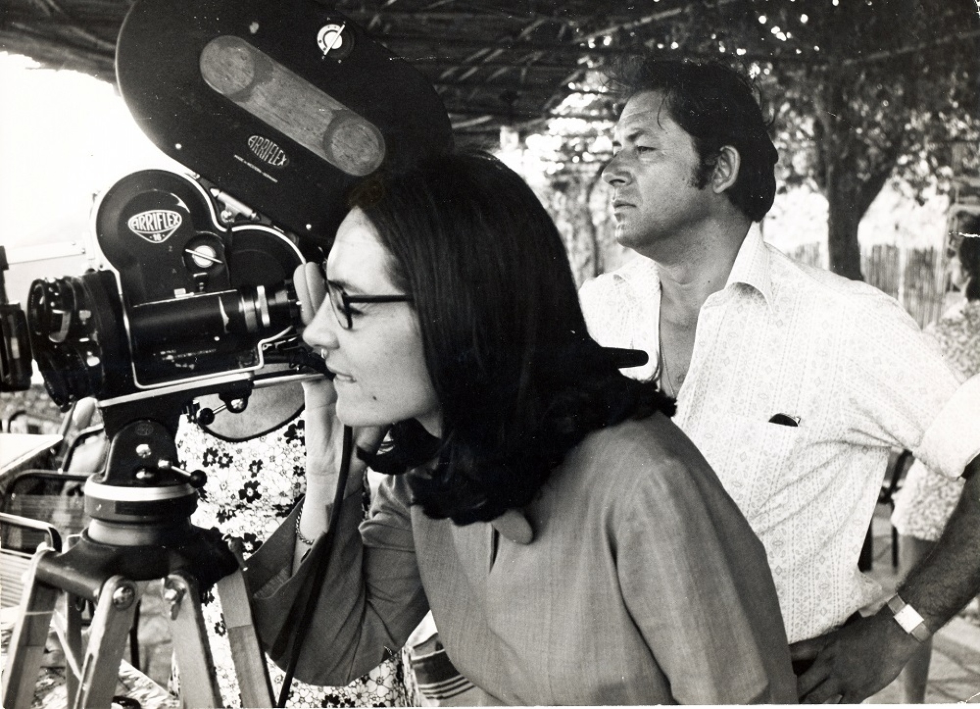 Ο Βασίλης Μάρος με τη Νανά Μούσχουρη στην Κέρκυρα. 