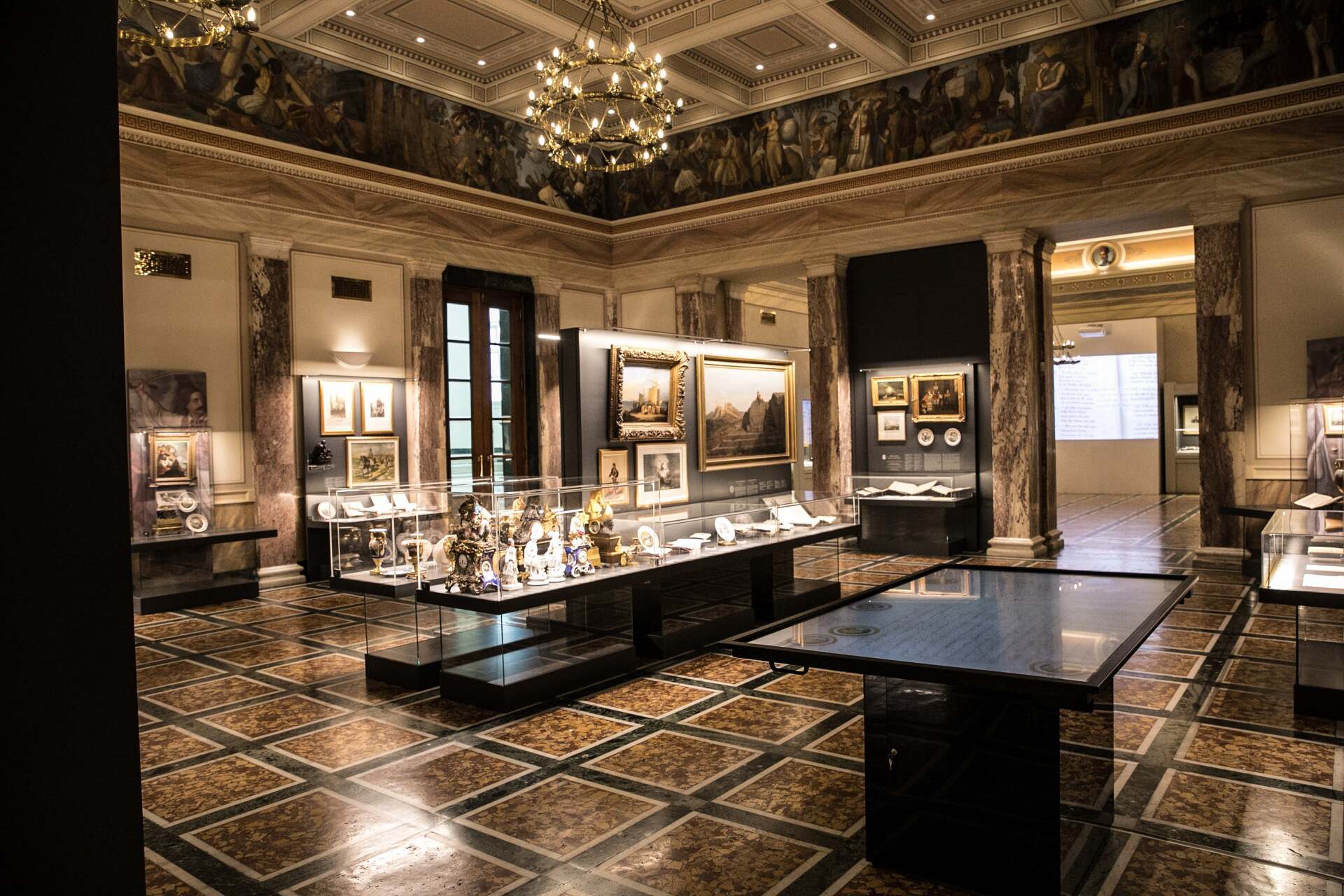 Η μεγάλη αίθουσα Ελευθερίου Βενιζέλου, με τη Ζωοφόρο. Κάτω από κάθε παράσταση της Ζωοφόρου, σε προθήκες, αντιστοιχούν αντικείμενα και κειμήλια της ανάλογης εικόνας 