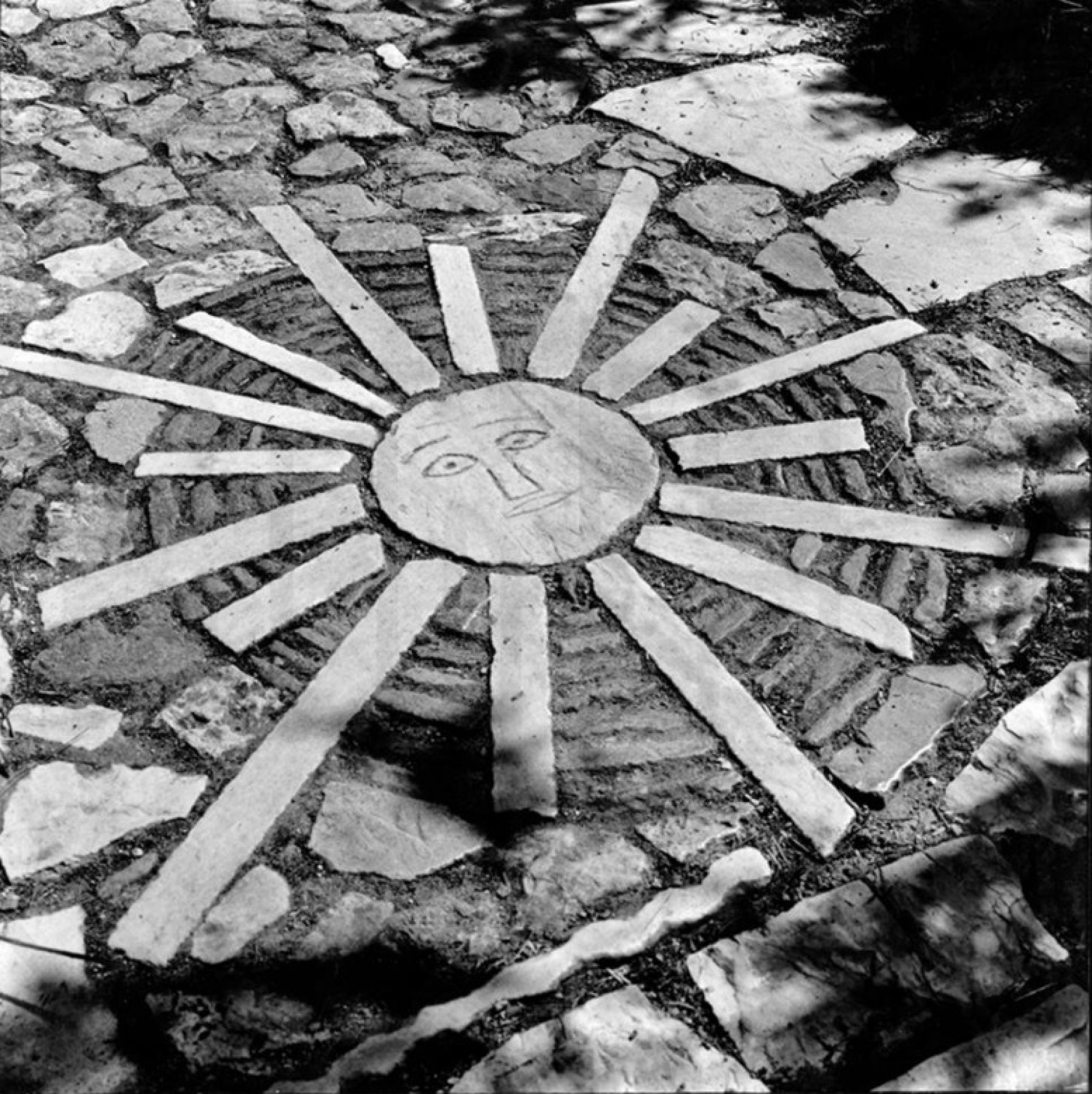 Ακρόπολη - Φιλοπάππου, Λεπτομέρεια από την πλακόστρωση του δρόμου του Φιλοπάππου (φωτογραφία Helen Binet) 1954 - 1957 ©Μουσείο Μπενάκη