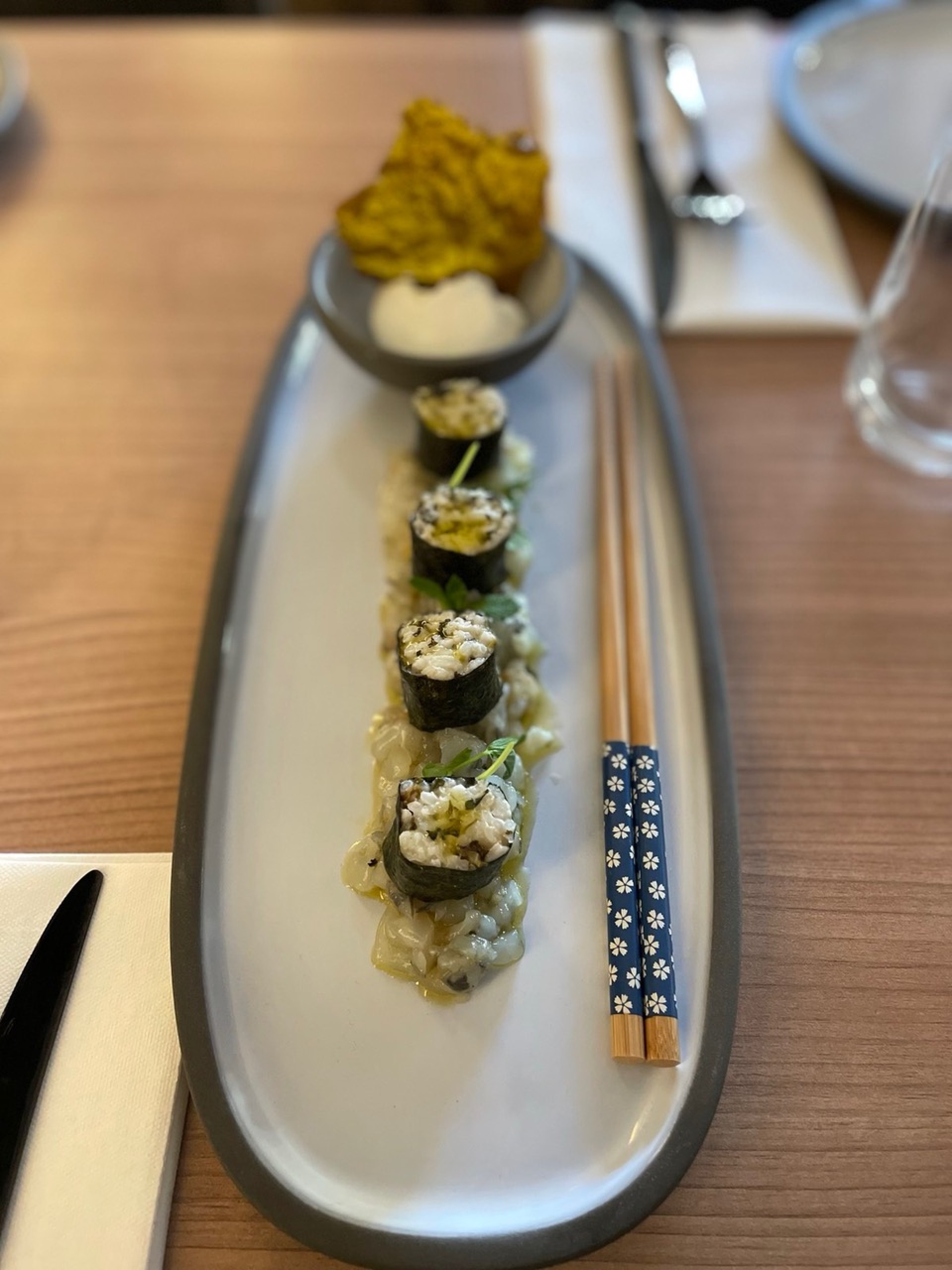 Σούσι Nτολμαδάκι με κρέμα γιαούρτι wasabi