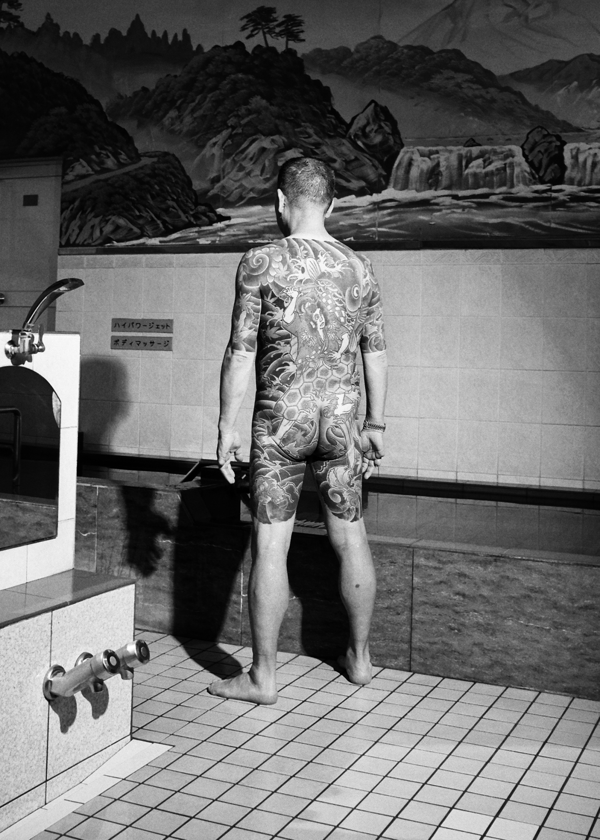 Γιακούζα: Συνέντευξη με τον φωτογράφο Theo Cottle για το λεύκωμά του «893 Yakuza: The Setting Sun»