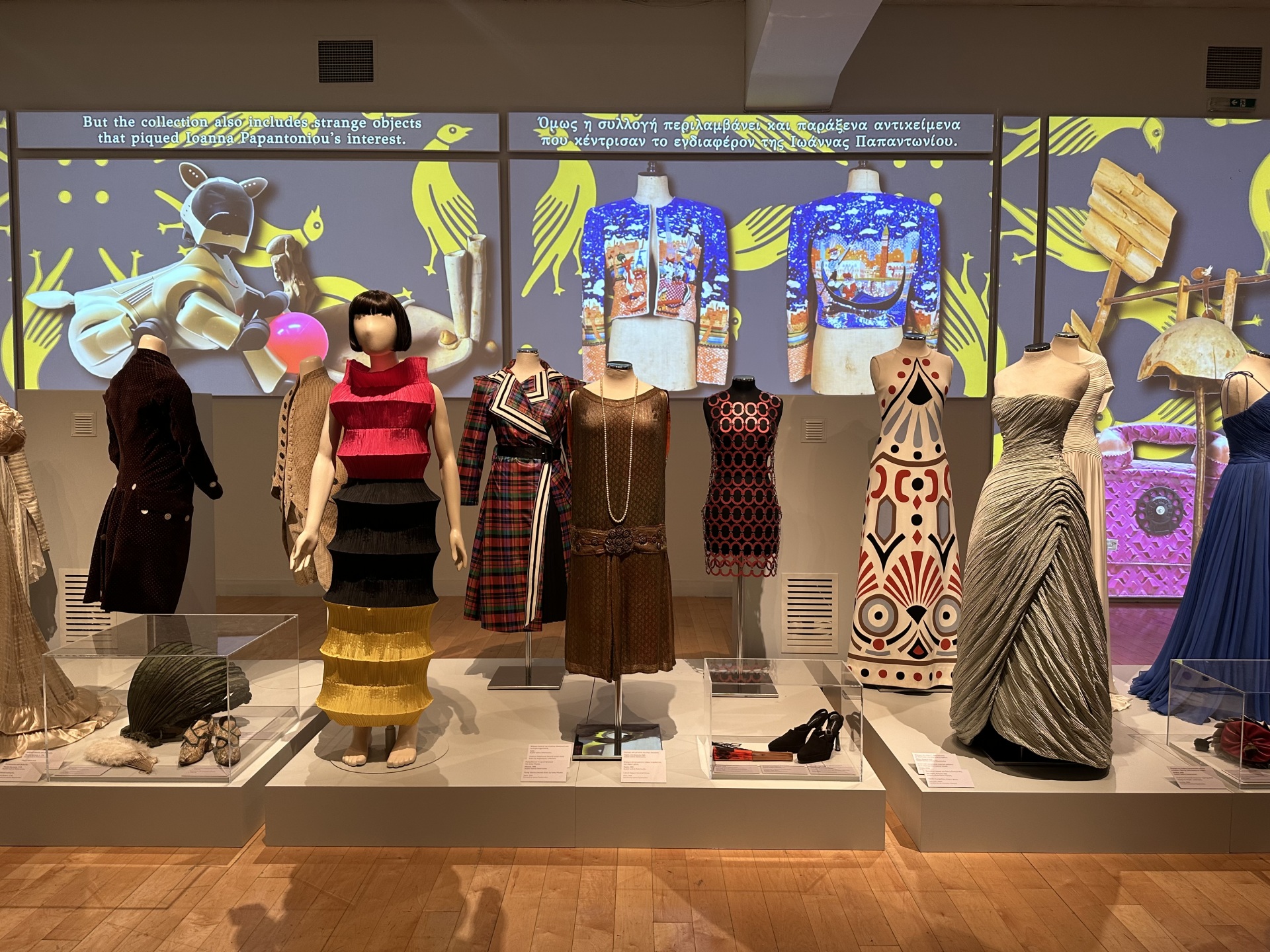 Το τρικολόρε Flying saucer πτυχωτό φόρεμα Issey Miyake, το κόκκινο μεταλλικό φόρεμα Paco, το χρυσαφί φόρεμα του Lanvin 